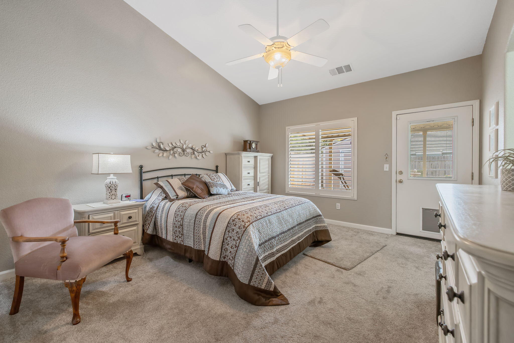 2717 W Oakridge Ave, Visalia, CA 93291