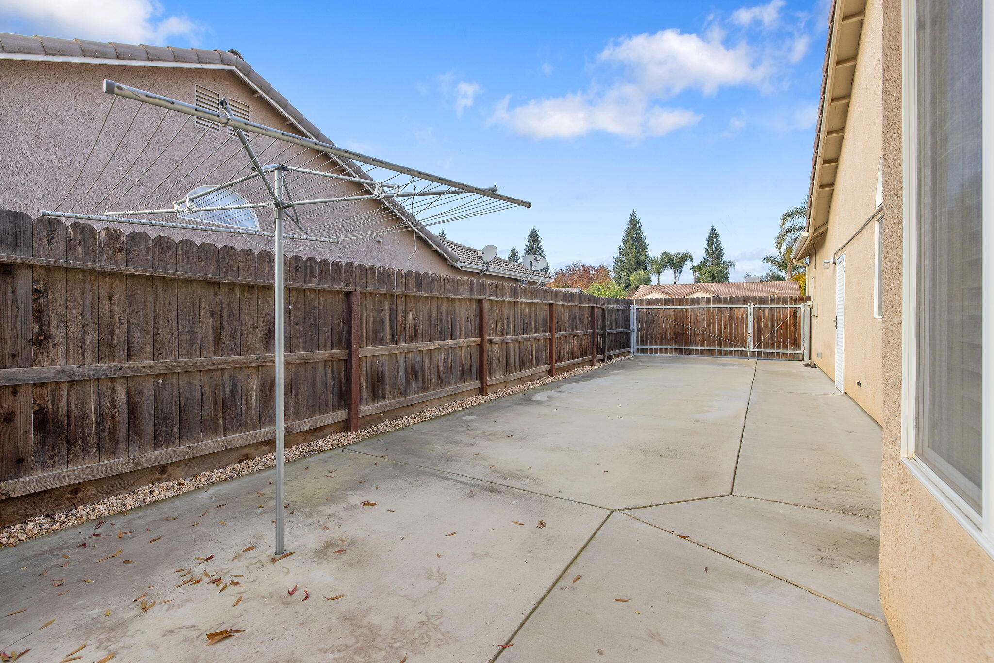 2717 W Oakridge Ave, Visalia, CA 93291