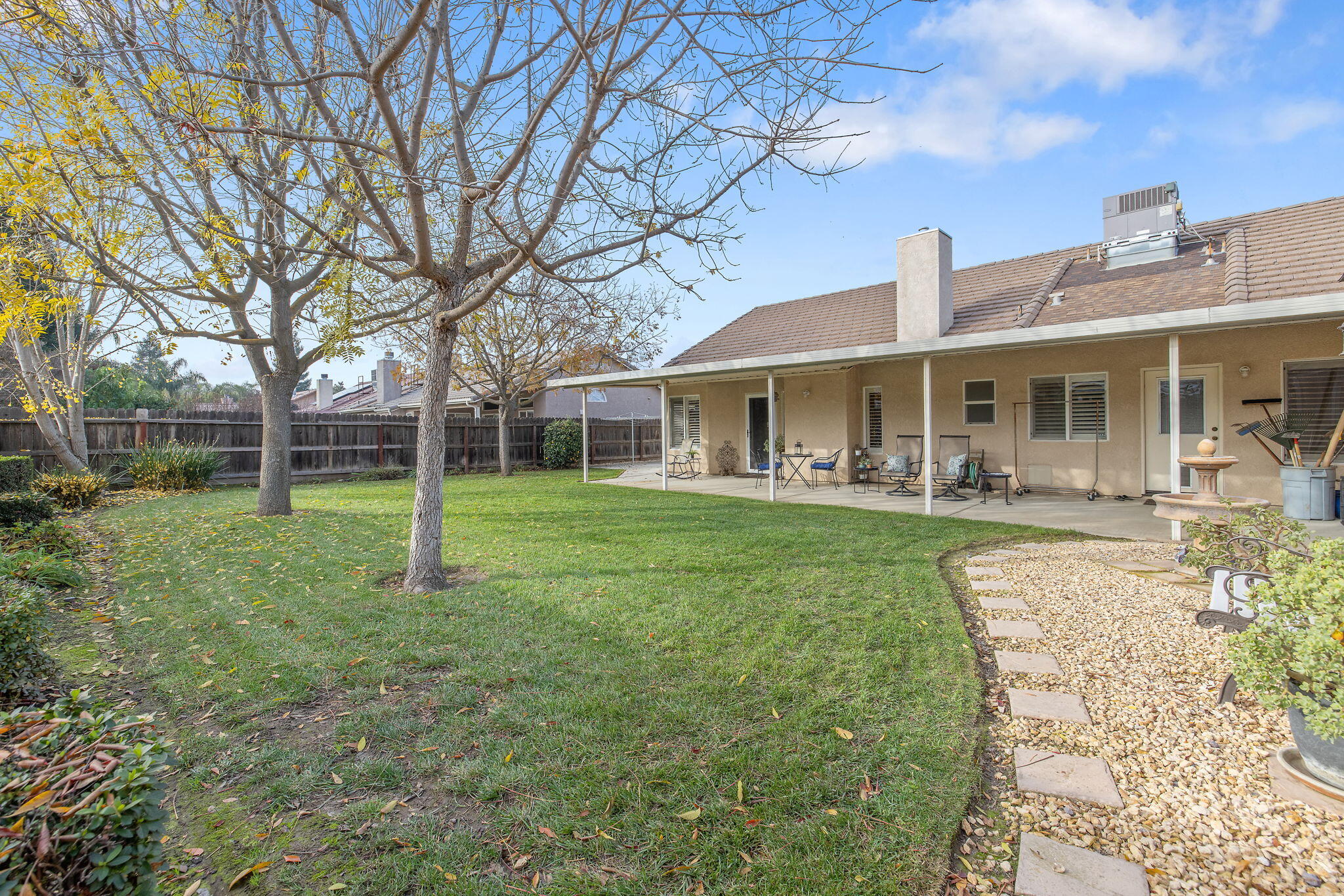 2717 W Oakridge Ave, Visalia, CA 93291