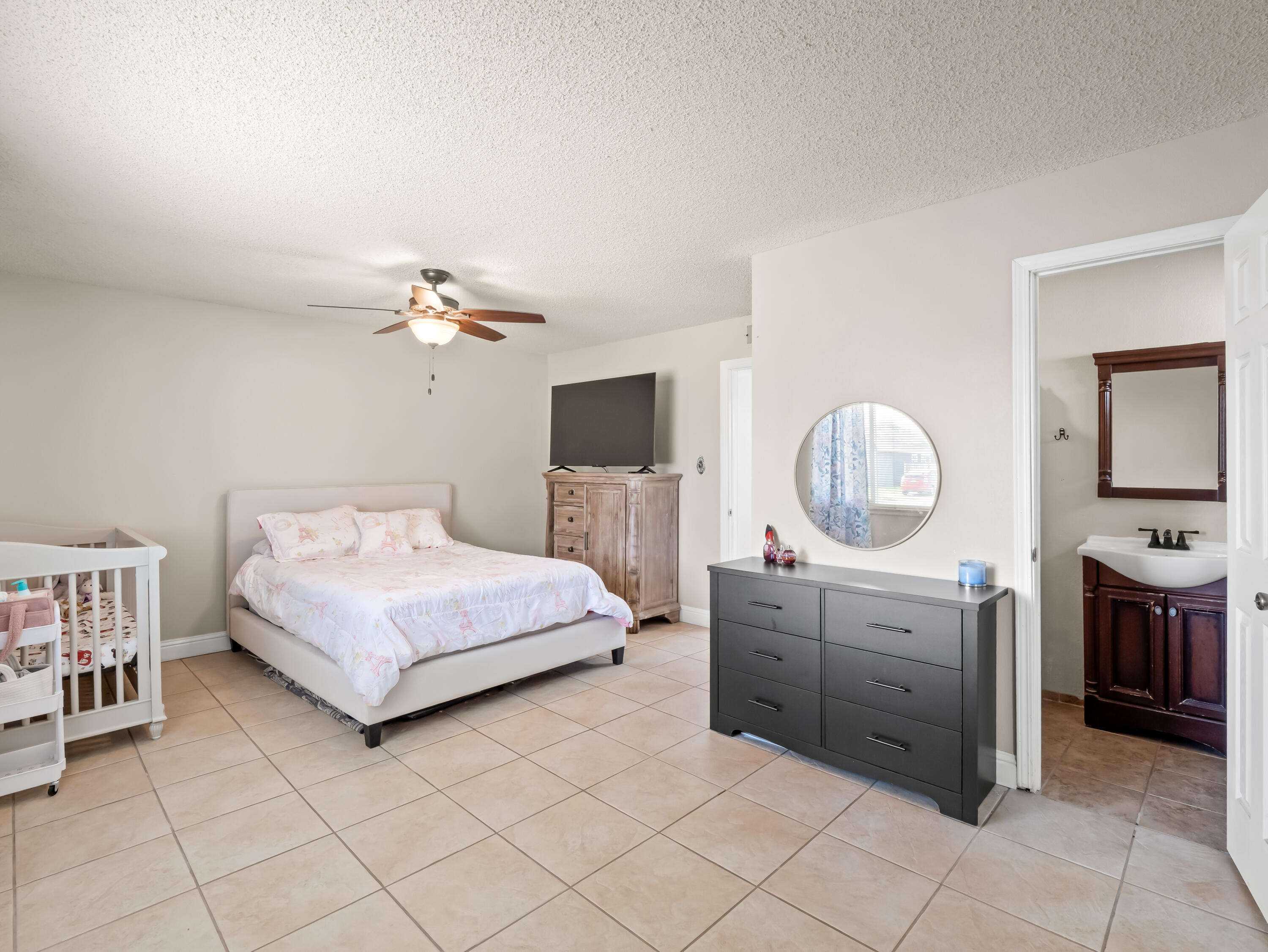 4535 N Laureen Ave, Fresno, CA 93726