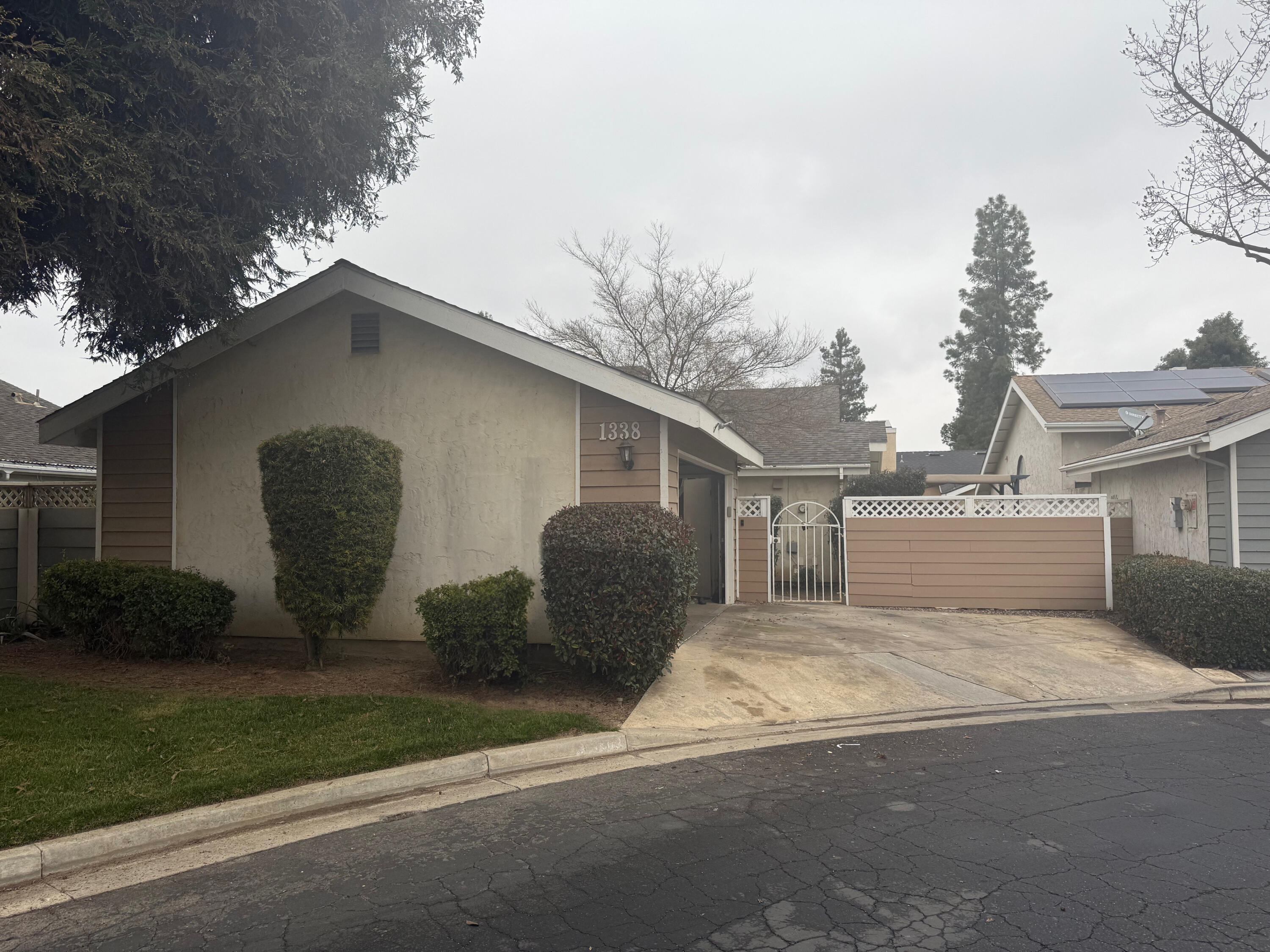 1338 E Castlecrest Ave, Visalia, CA 93292