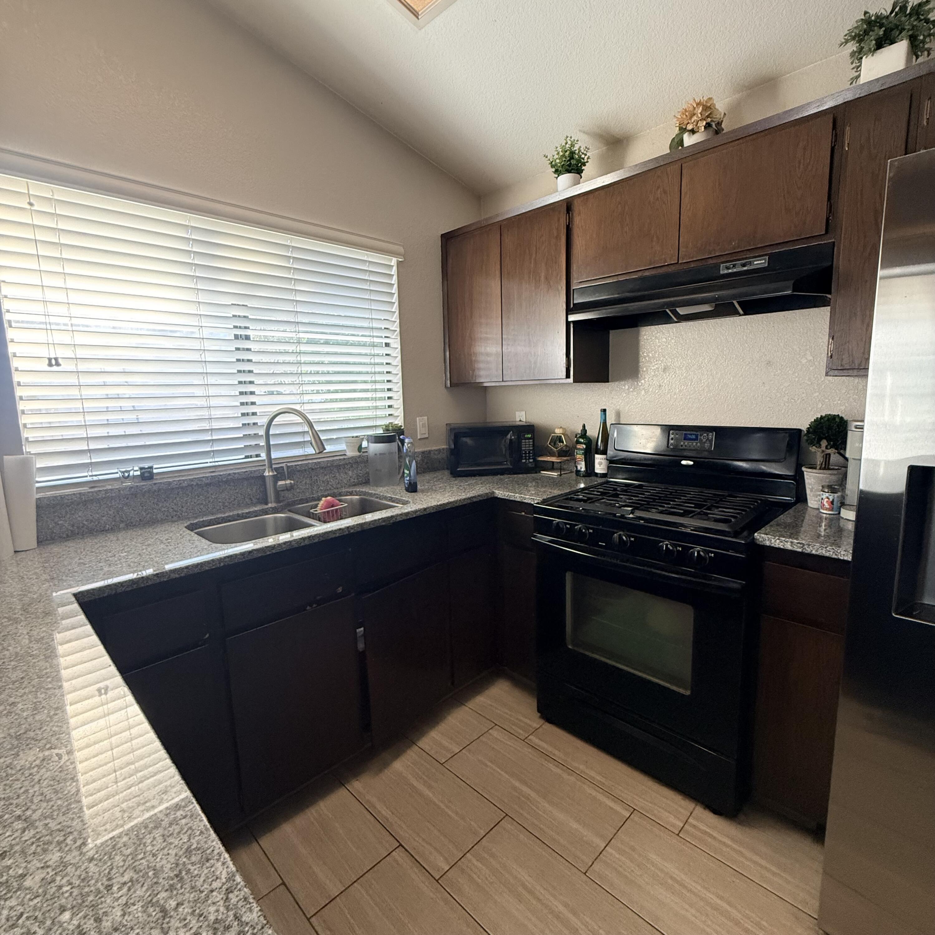 1338 E Castlecrest Ave, Visalia, CA 93292