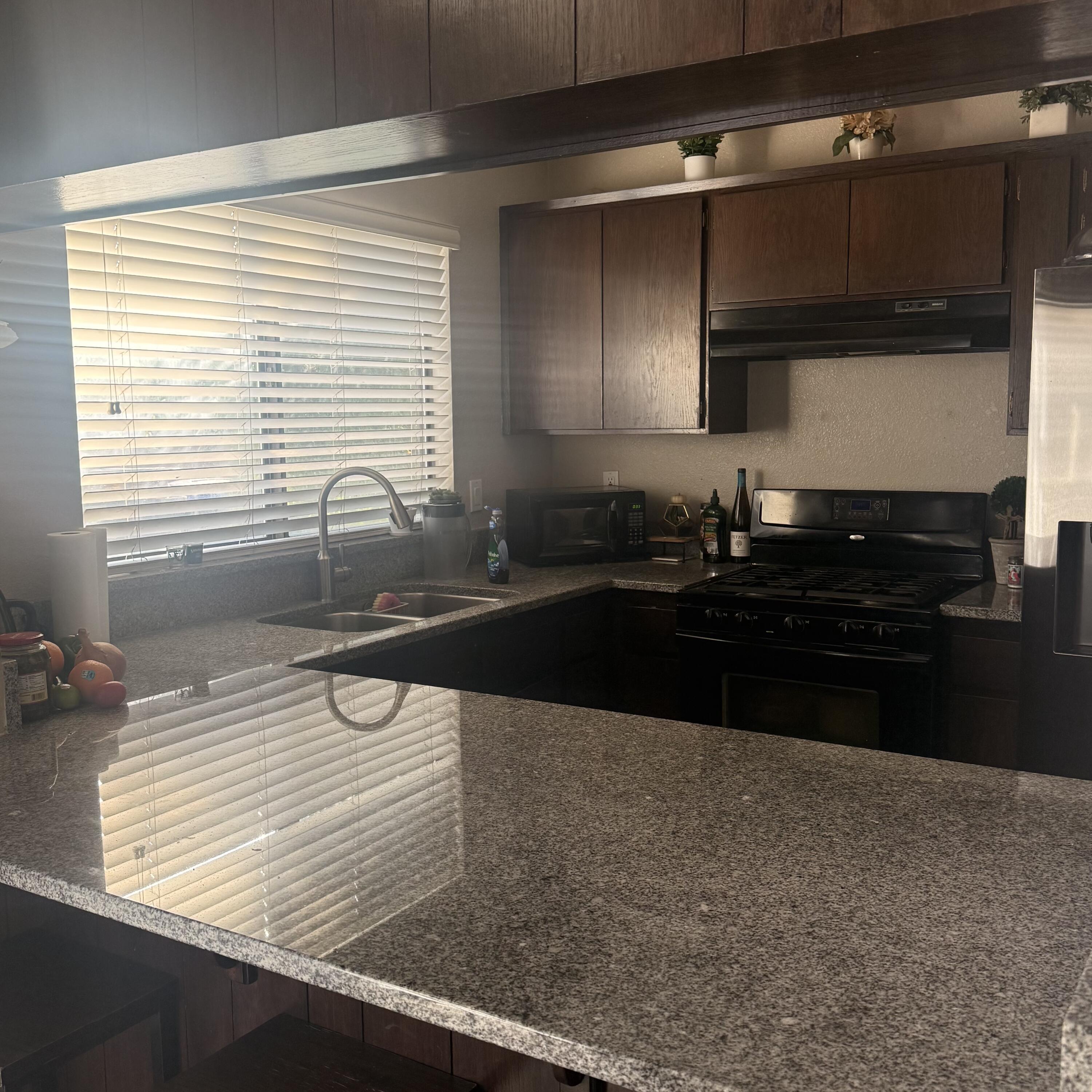 1338 E Castlecrest Ave, Visalia, CA 93292