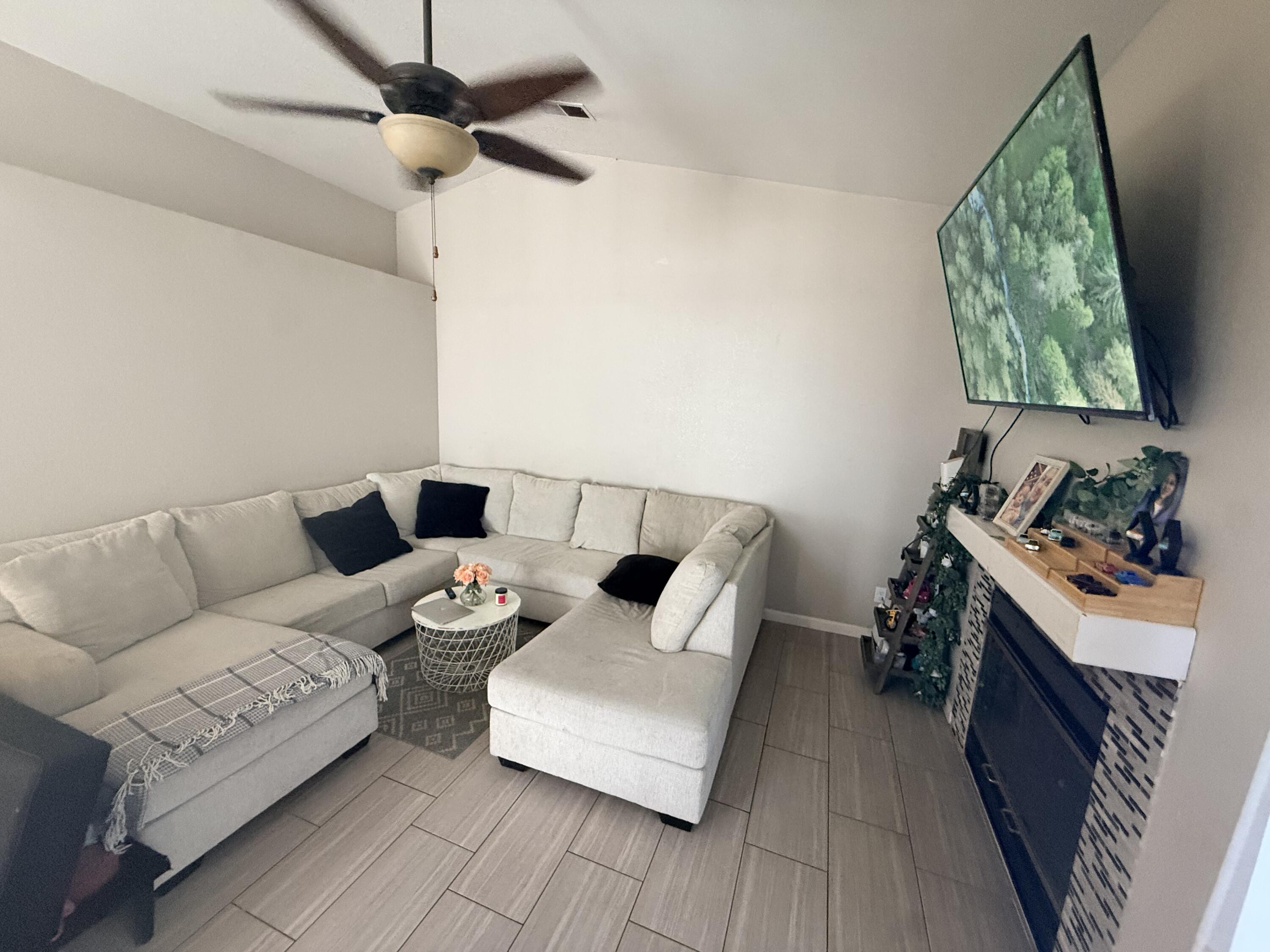 1338 E Castlecrest Ave, Visalia, CA 93292