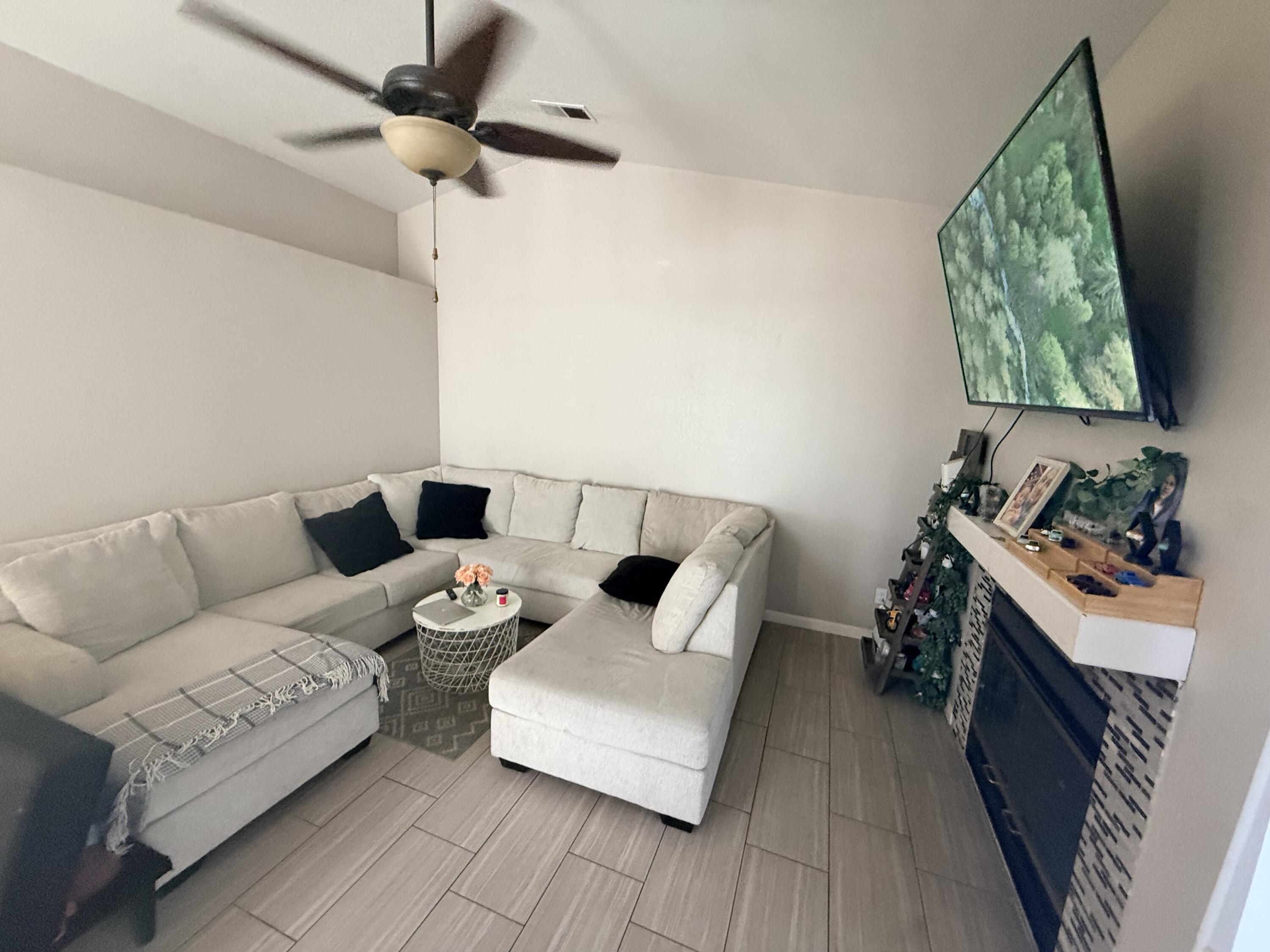 1338 E Castlecrest Ave, Visalia, CA 93292