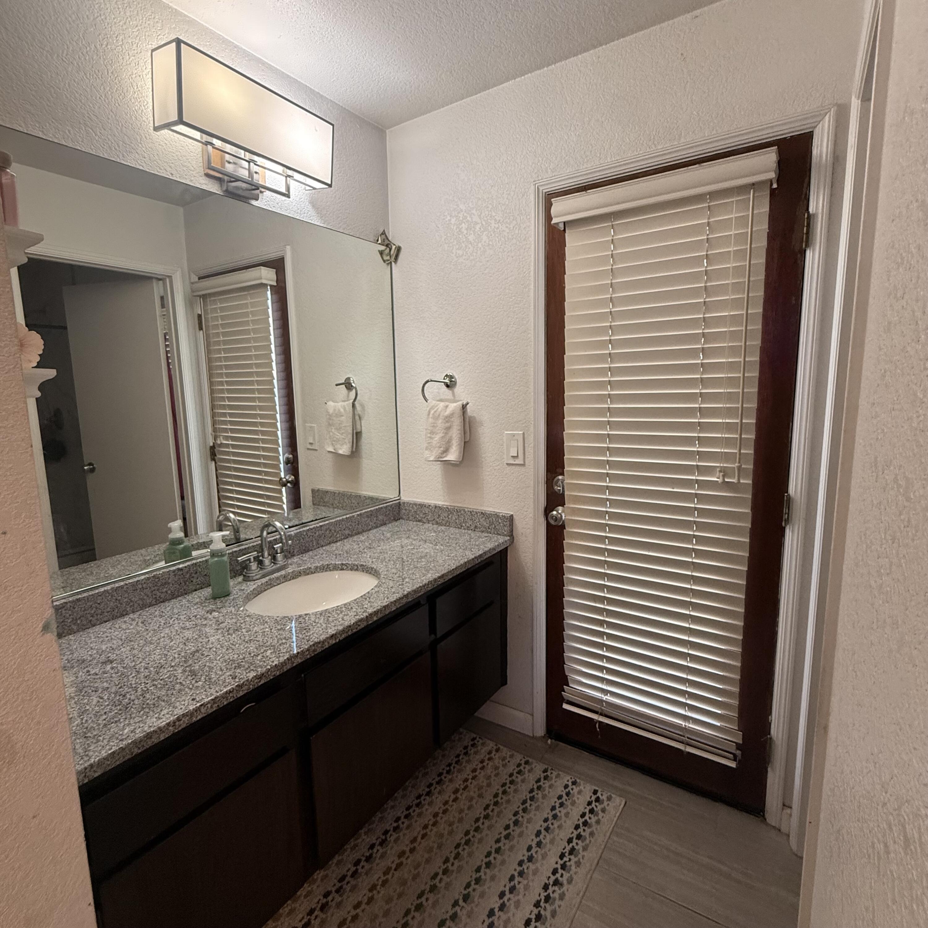 1338 E Castlecrest Ave, Visalia, CA 93292