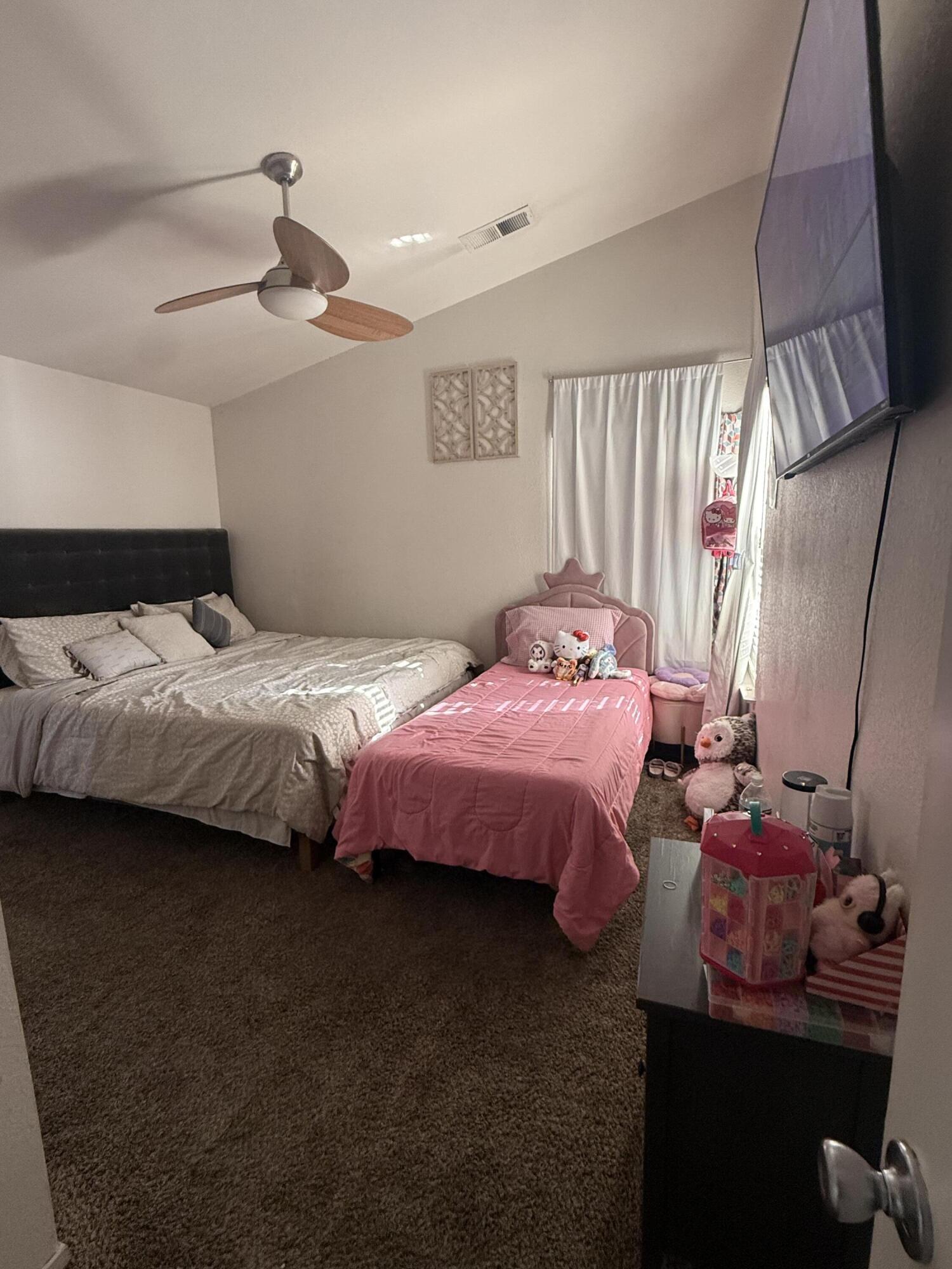 1338 E Castlecrest Ave, Visalia, CA 93292