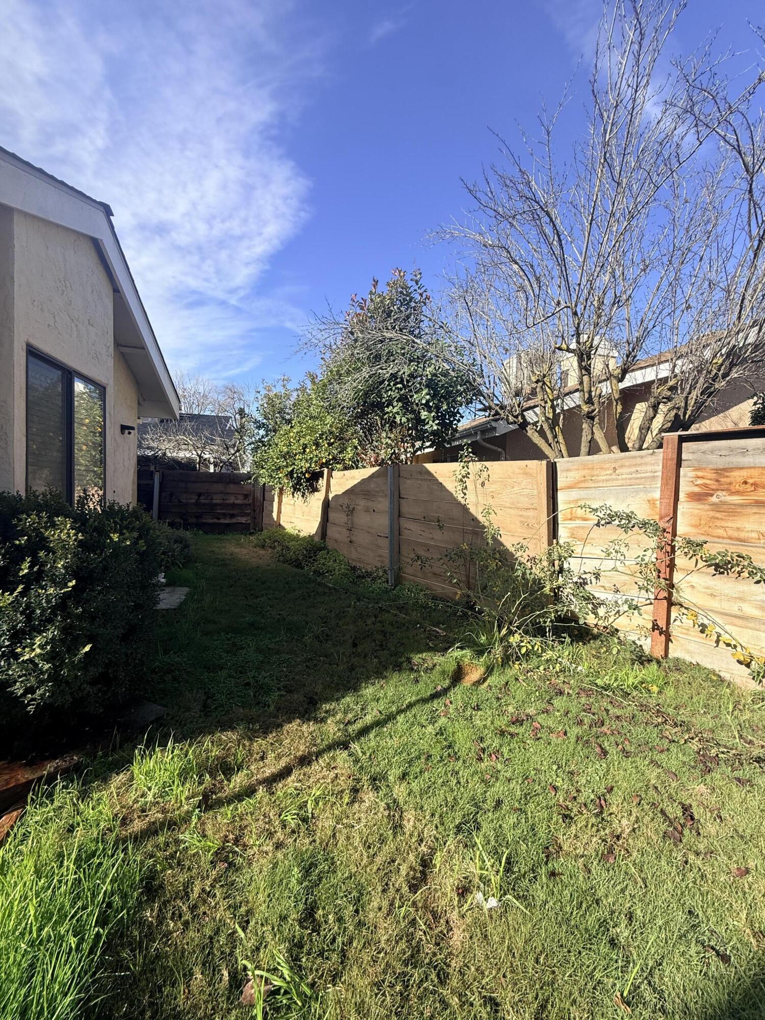 1338 E Castlecrest Ave, Visalia, CA 93292