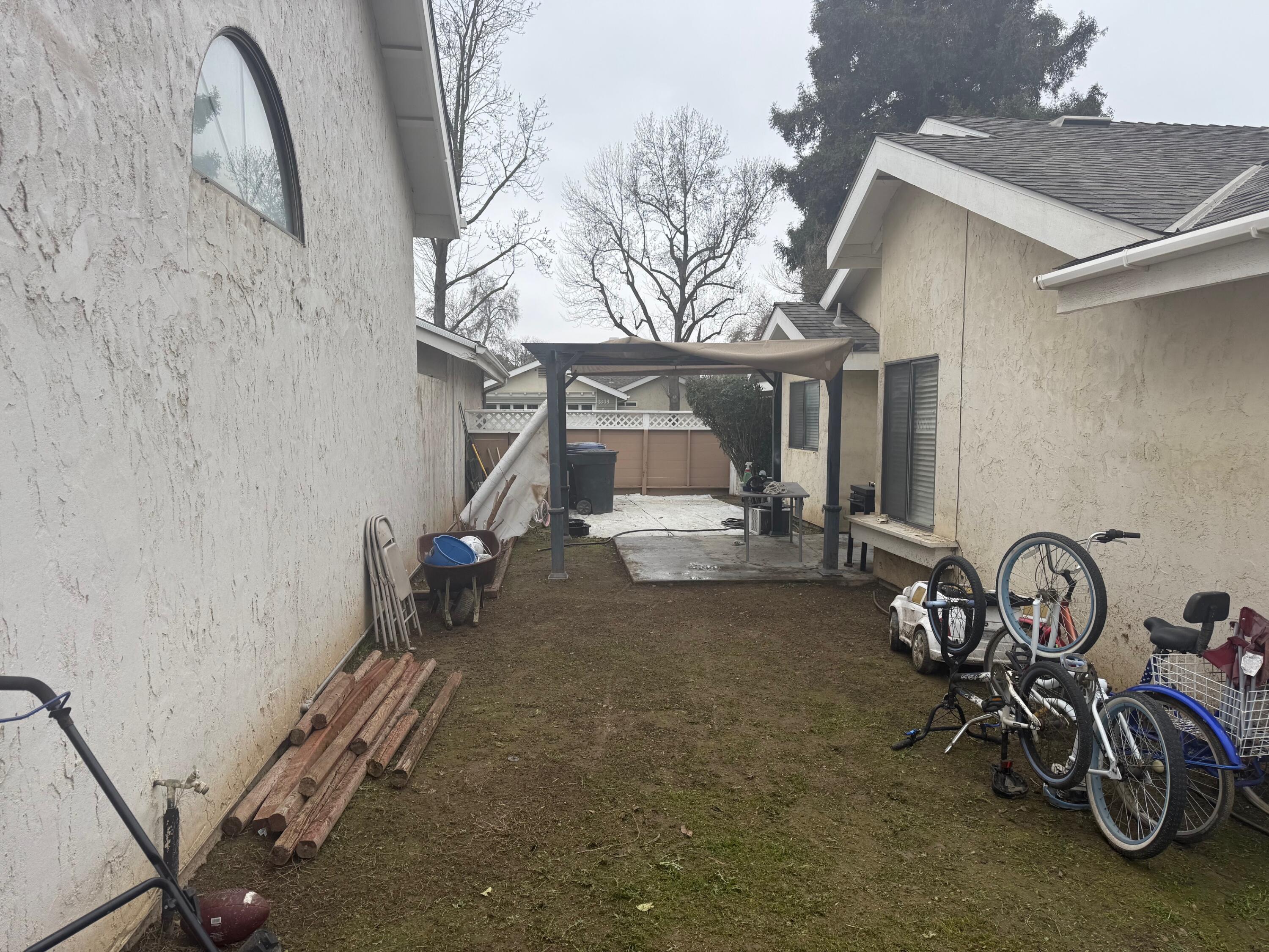 1338 E Castlecrest Ave, Visalia, CA 93292