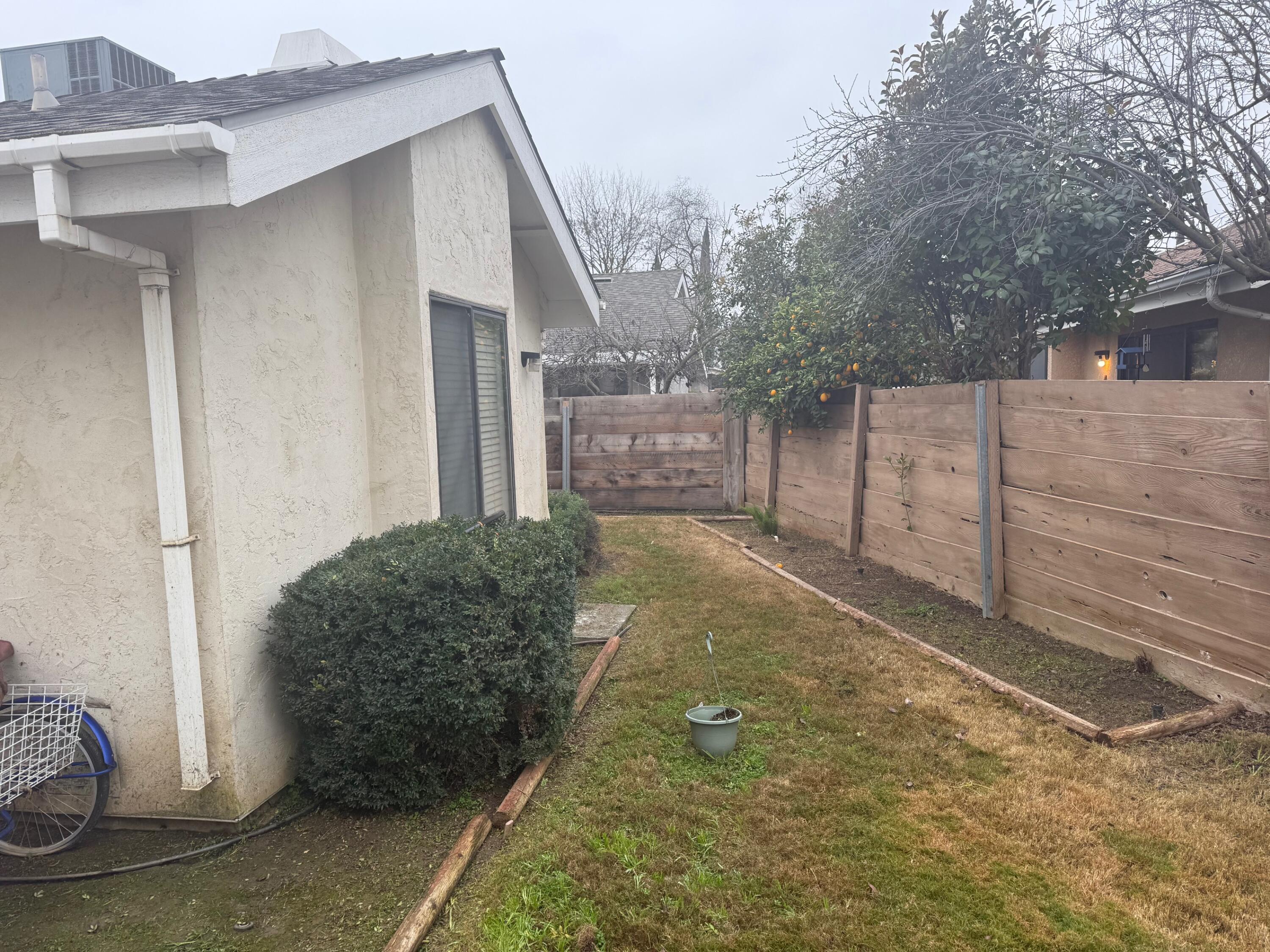 1338 E Castlecrest Ave, Visalia, CA 93292