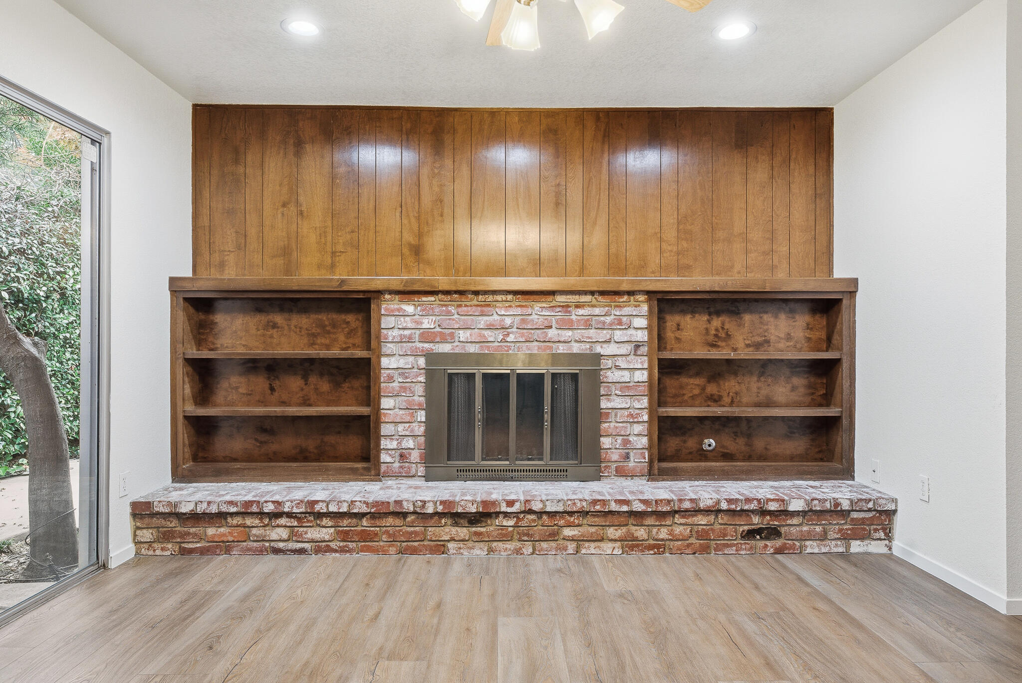 2936 S Conyer St, Visalia, CA 93277