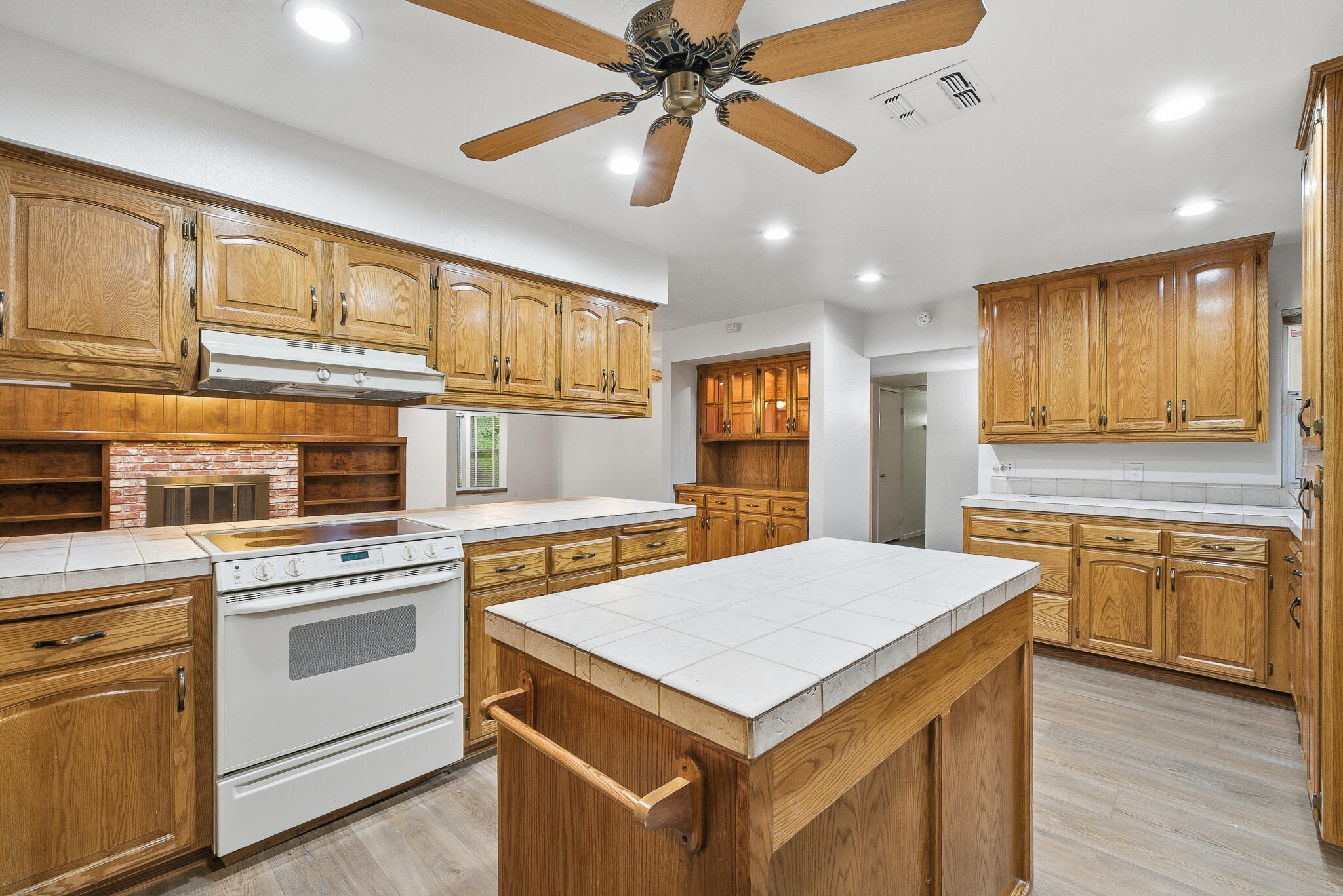 2936 S Conyer St, Visalia, CA 93277