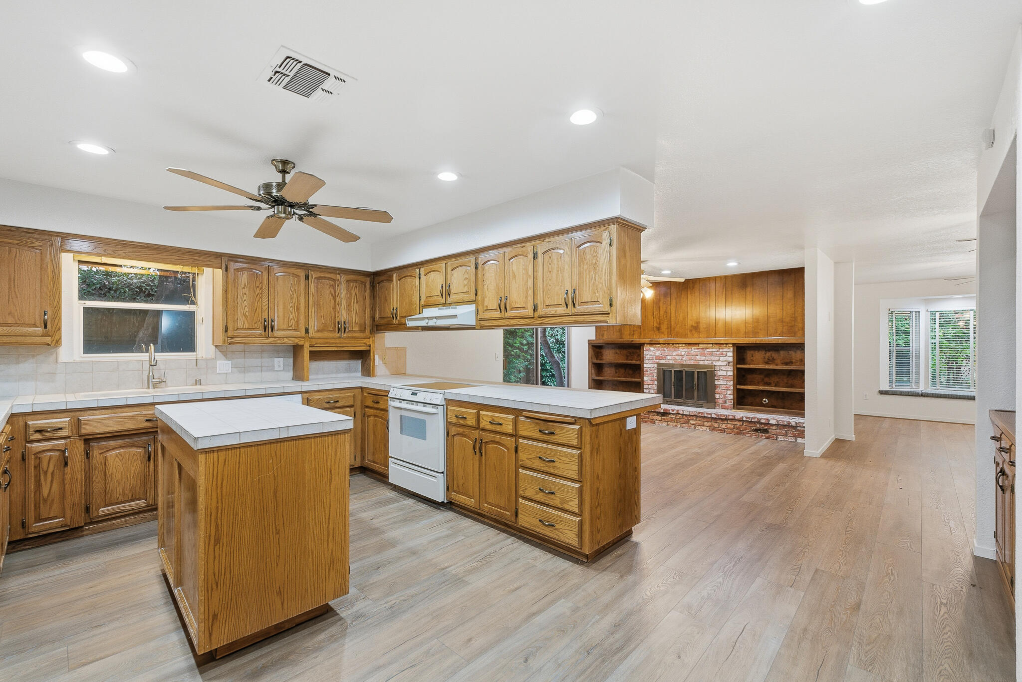 2936 S Conyer St, Visalia, CA 93277