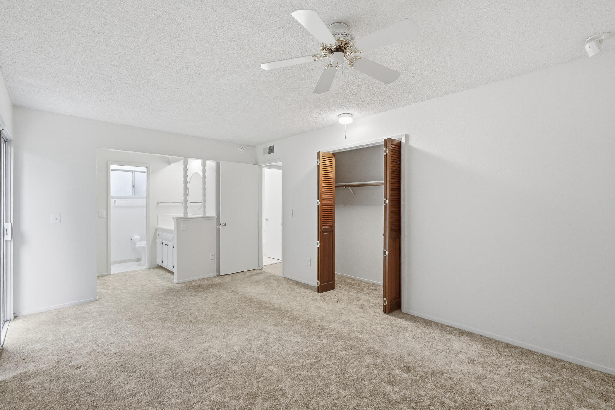 2936 S Conyer St, Visalia, CA 93277