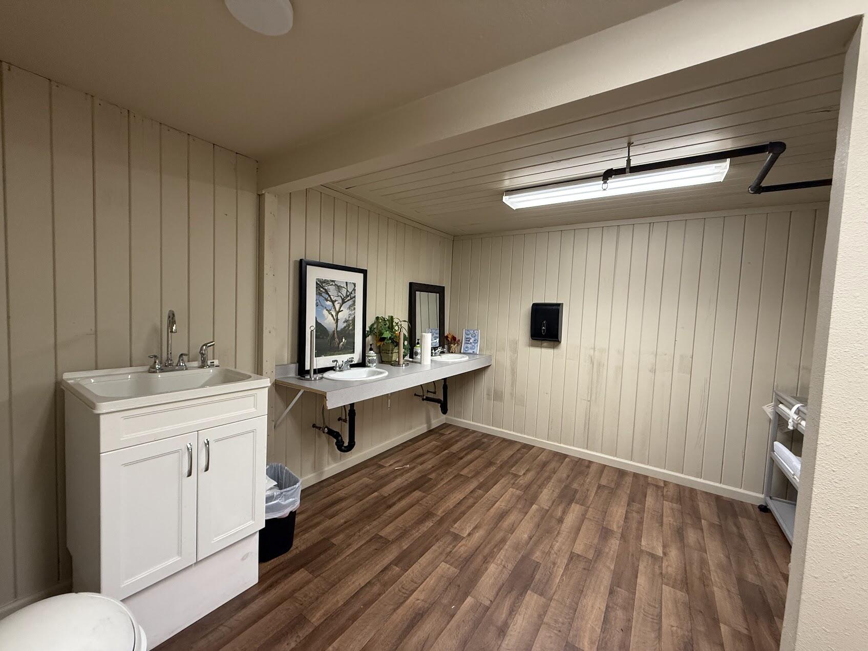 137 N L St, Dinuba, CA 93618