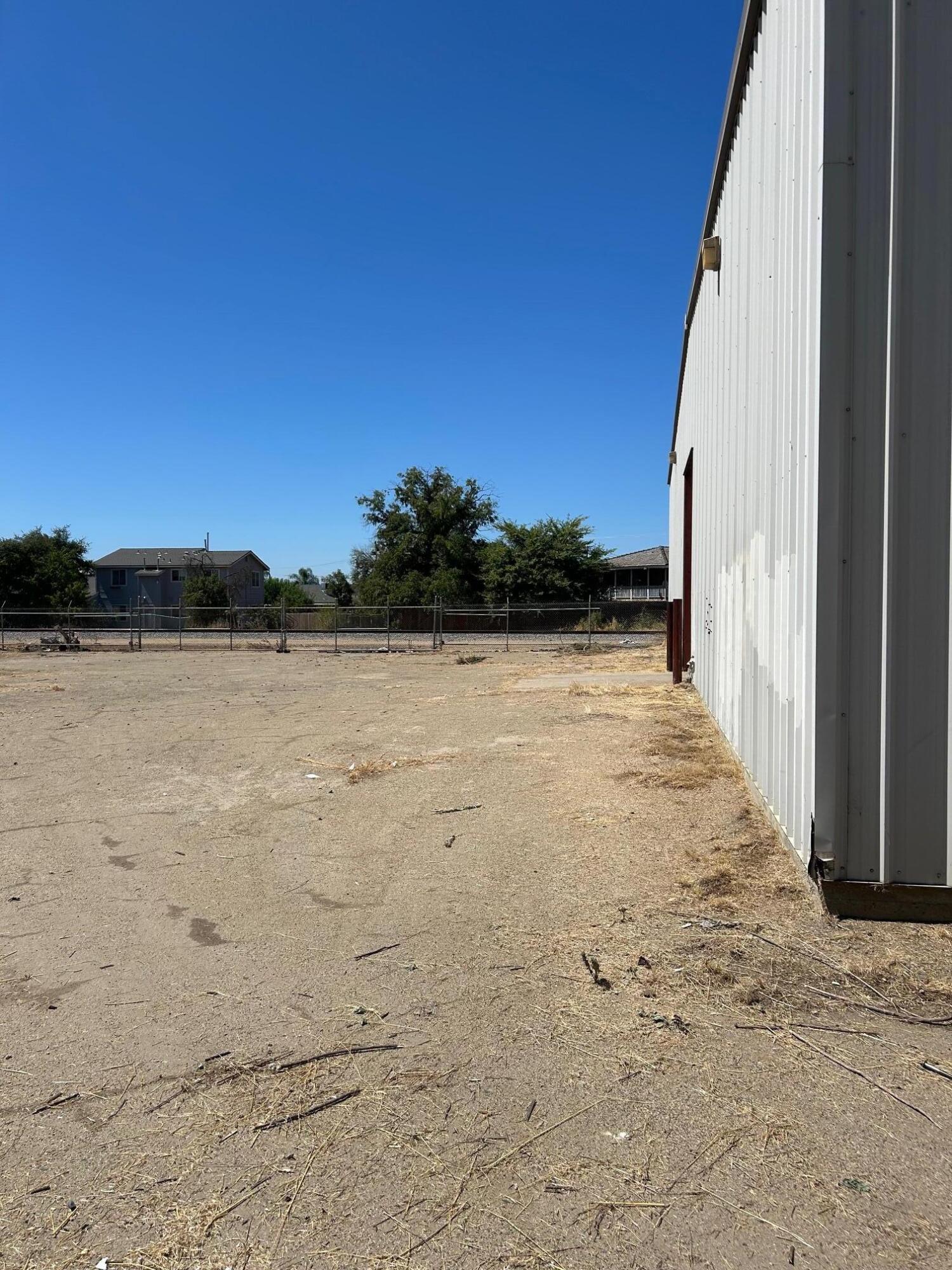 1310 S College Ave, Dinuba, CA 93618