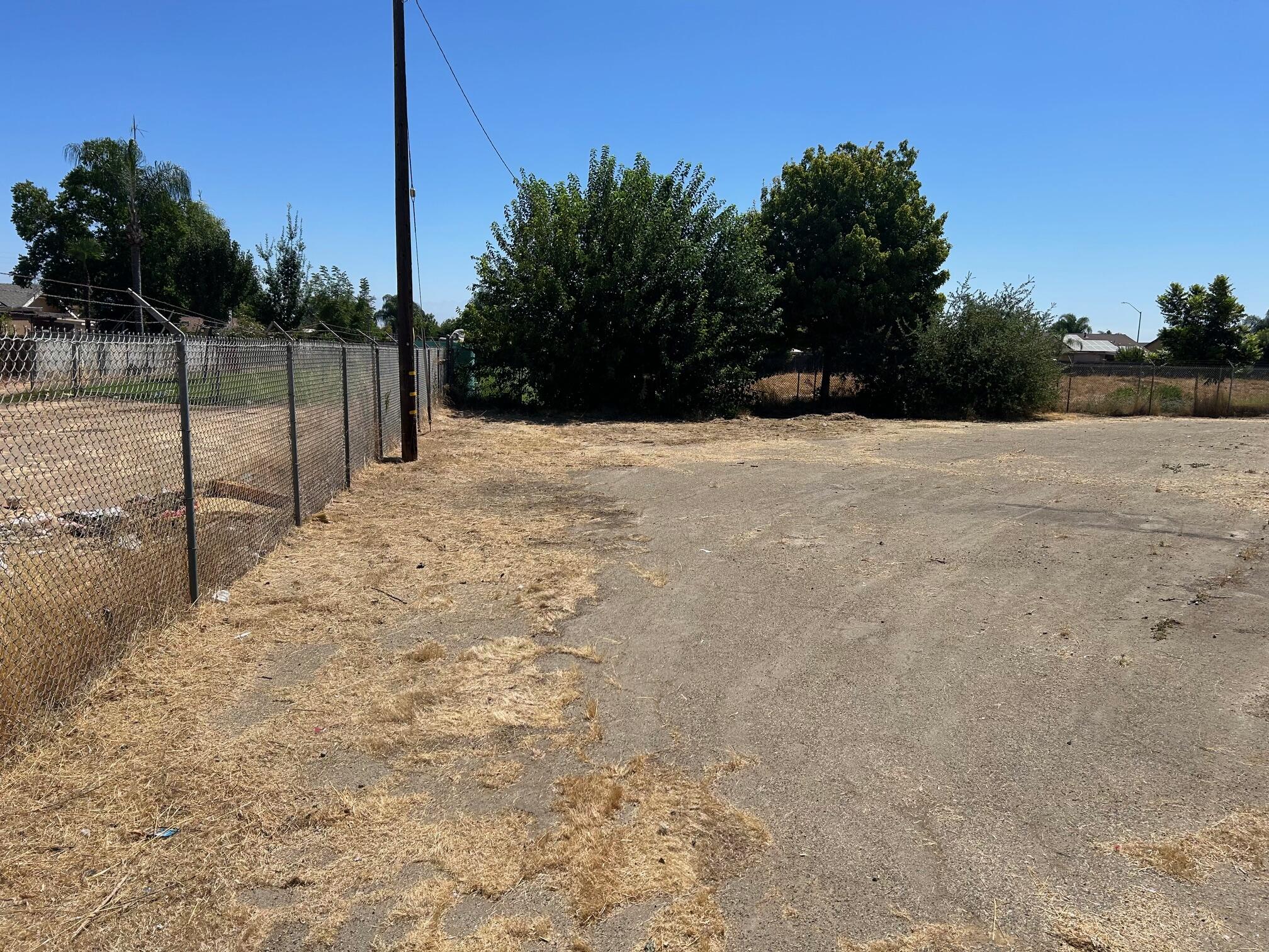 1310 S College Ave, Dinuba, CA 93618