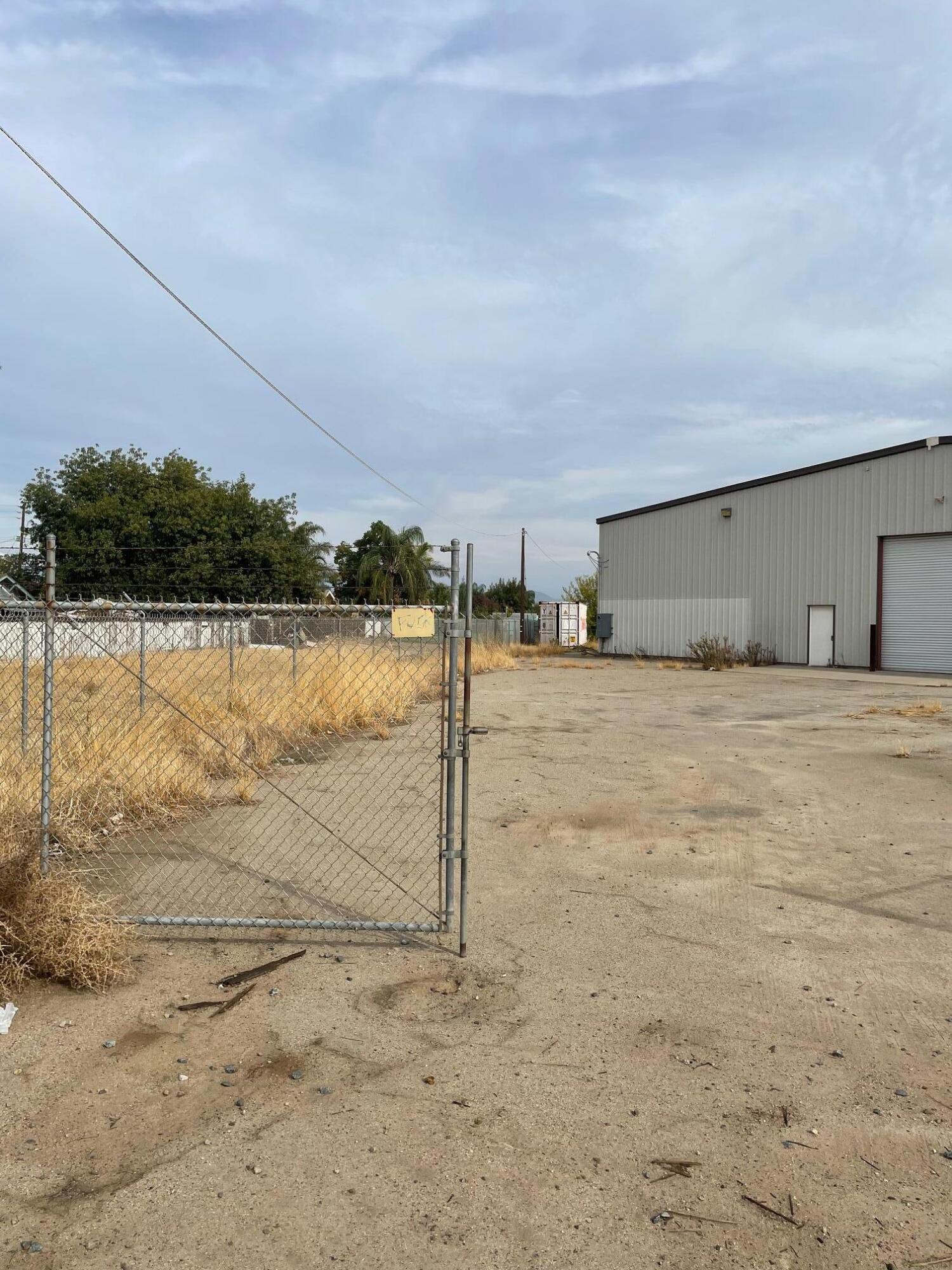 1310 S College Ave, Dinuba, CA 93618