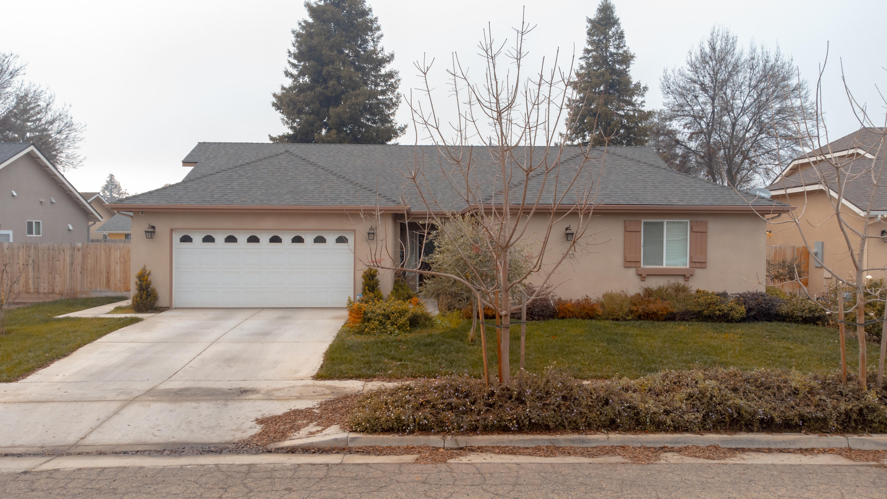 2113 S Columbus Ct, Visalia, CA 93277