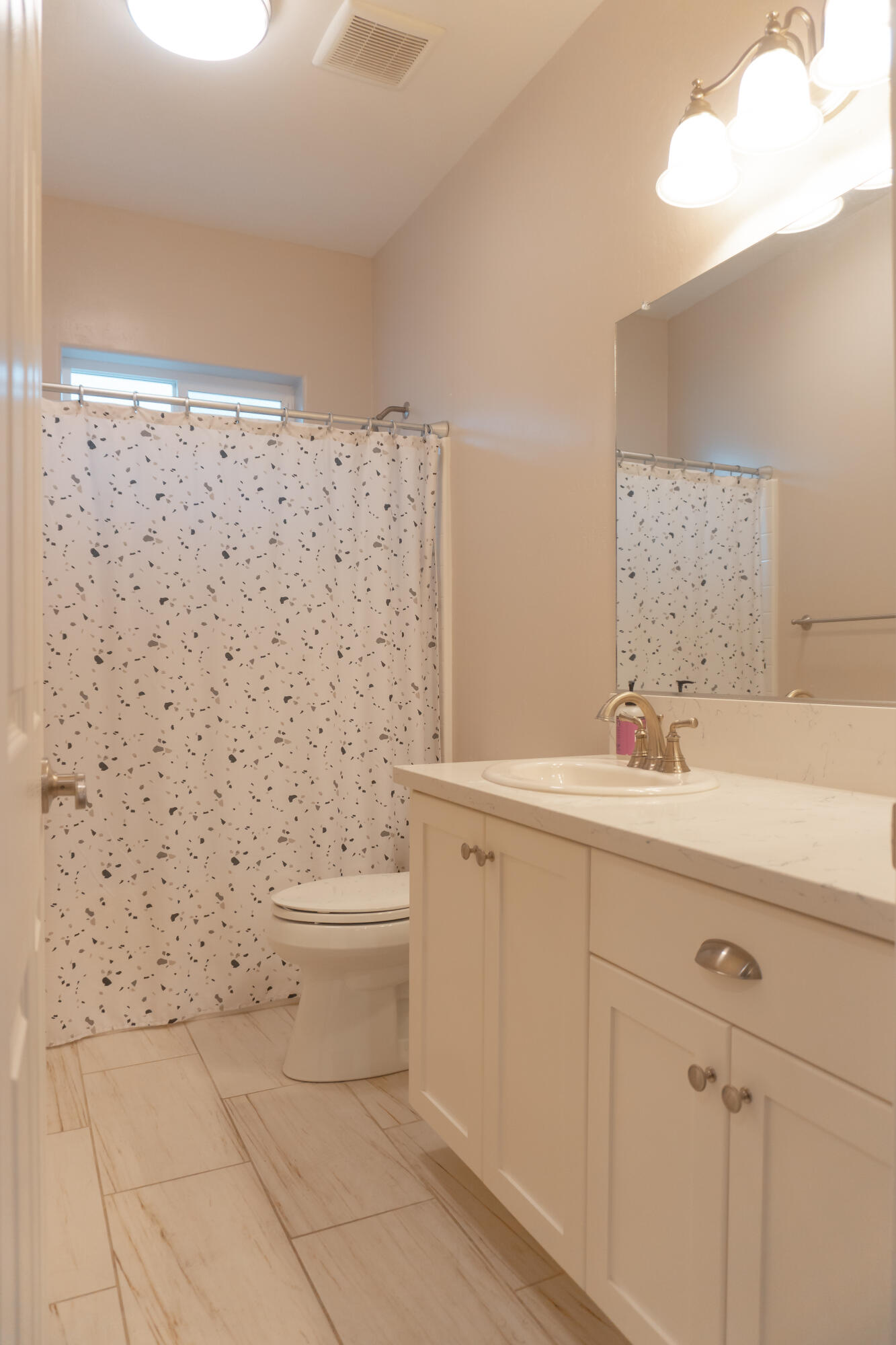 2113 S Columbus Ct, Visalia, CA 93277