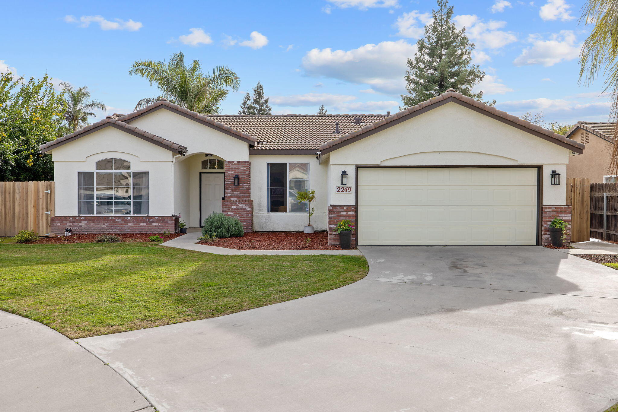 2249 W Perez Ct, Visalia, CA 93291