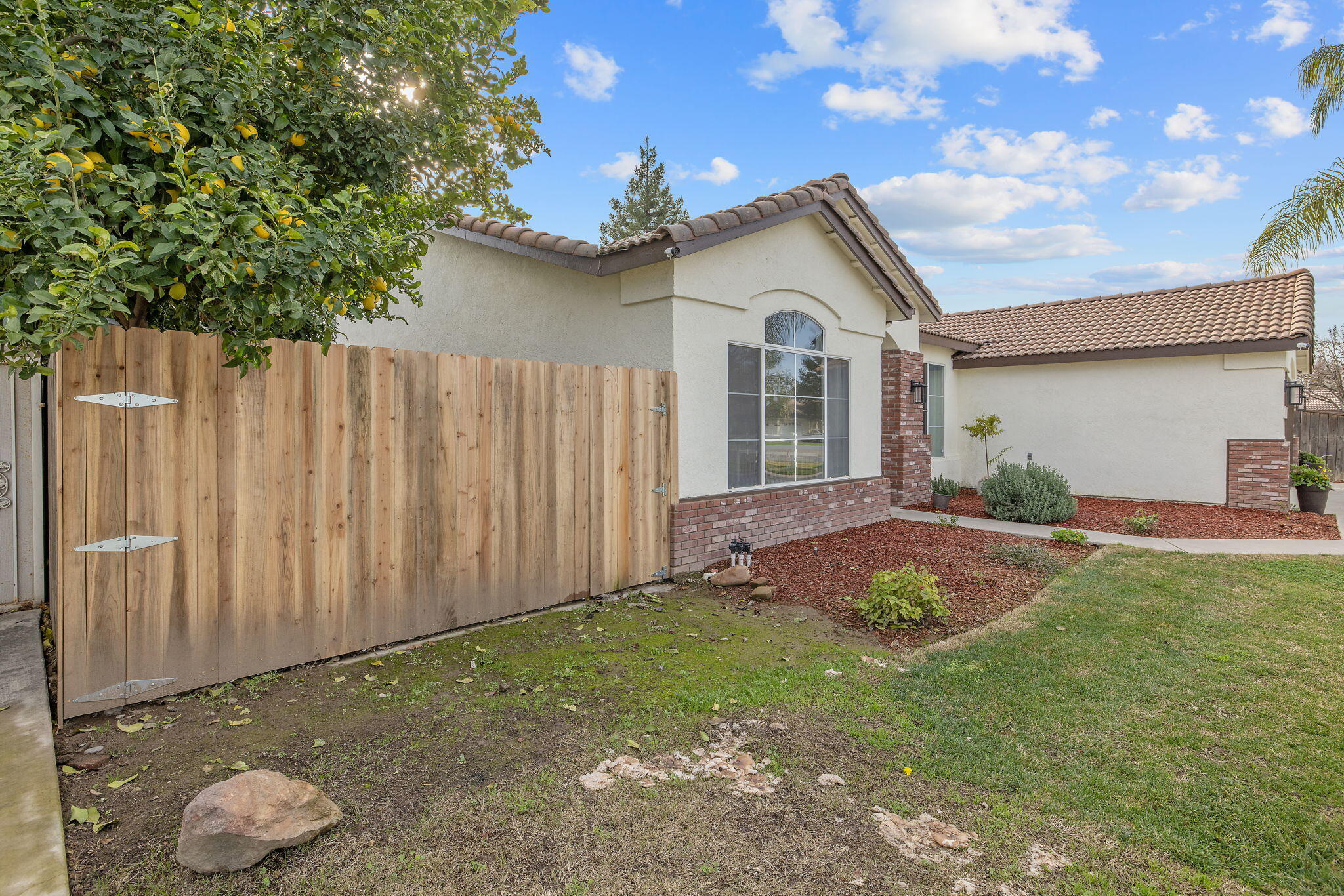 2249 W Perez Ct, Visalia, CA 93291