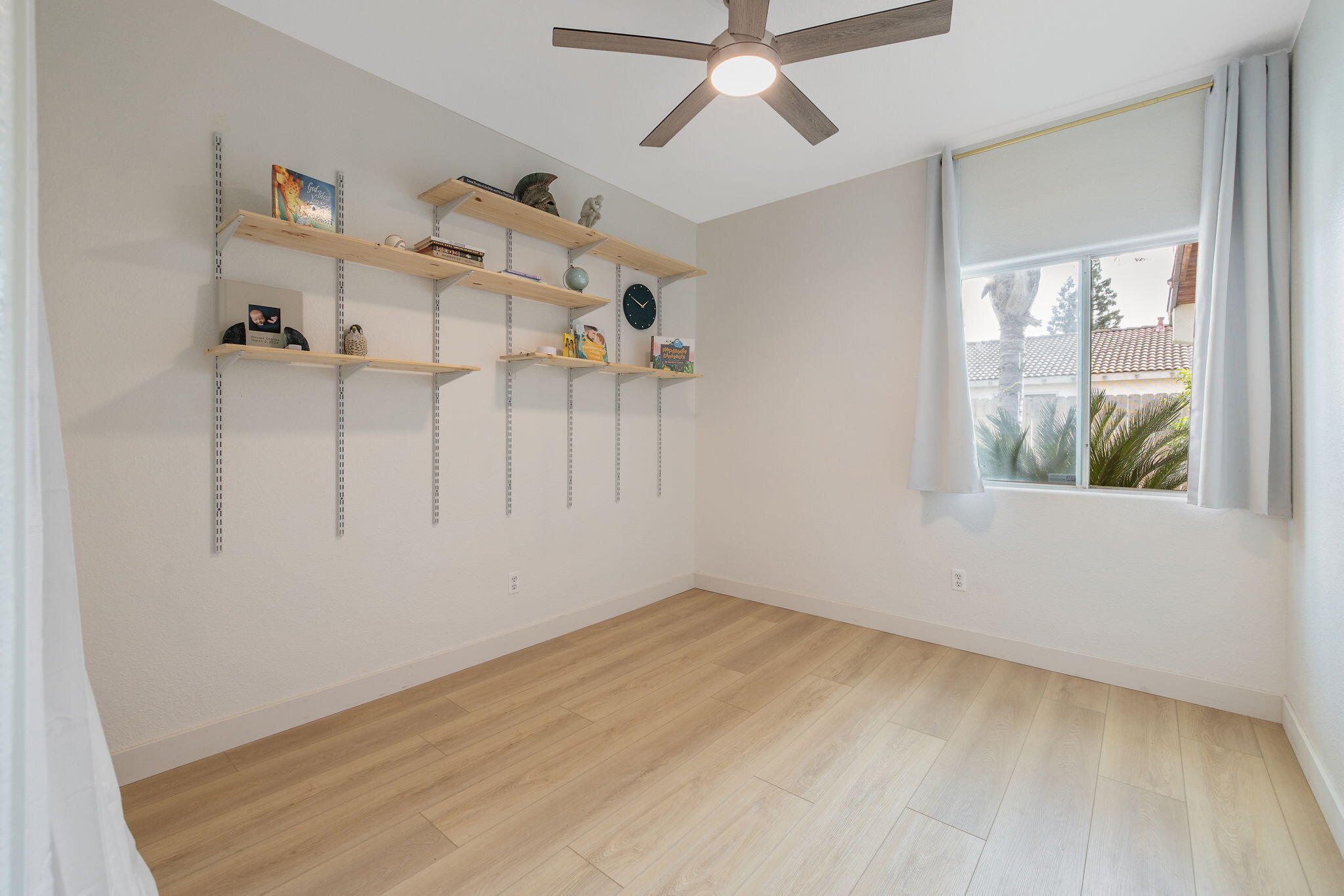 2249 W Perez Ct, Visalia, CA 93291