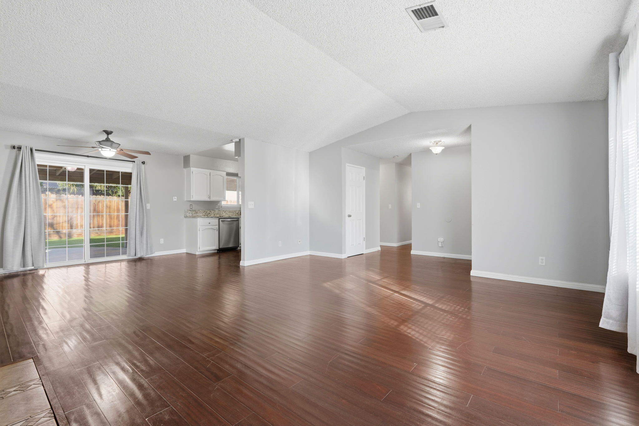 1607 Ashlan Ave, Clovis, CA 93611