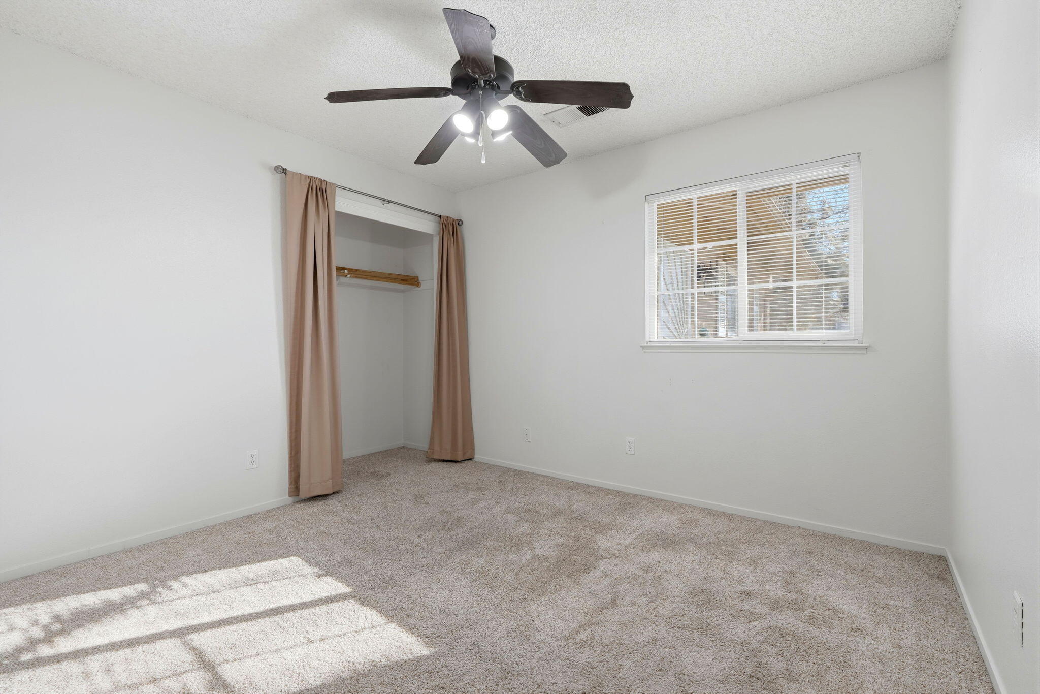 1607 Ashlan Ave, Clovis, CA 93611