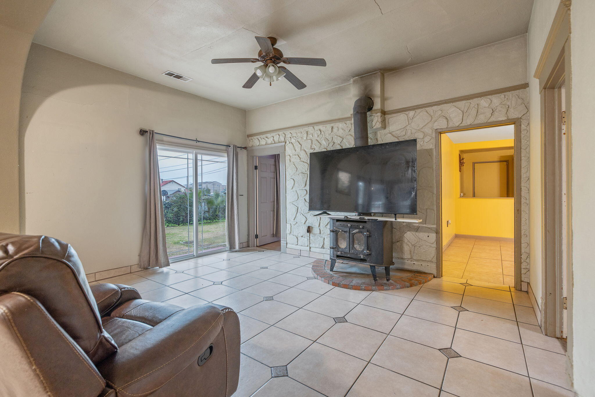 349 N Lemona St, Woodlake, CA 93286