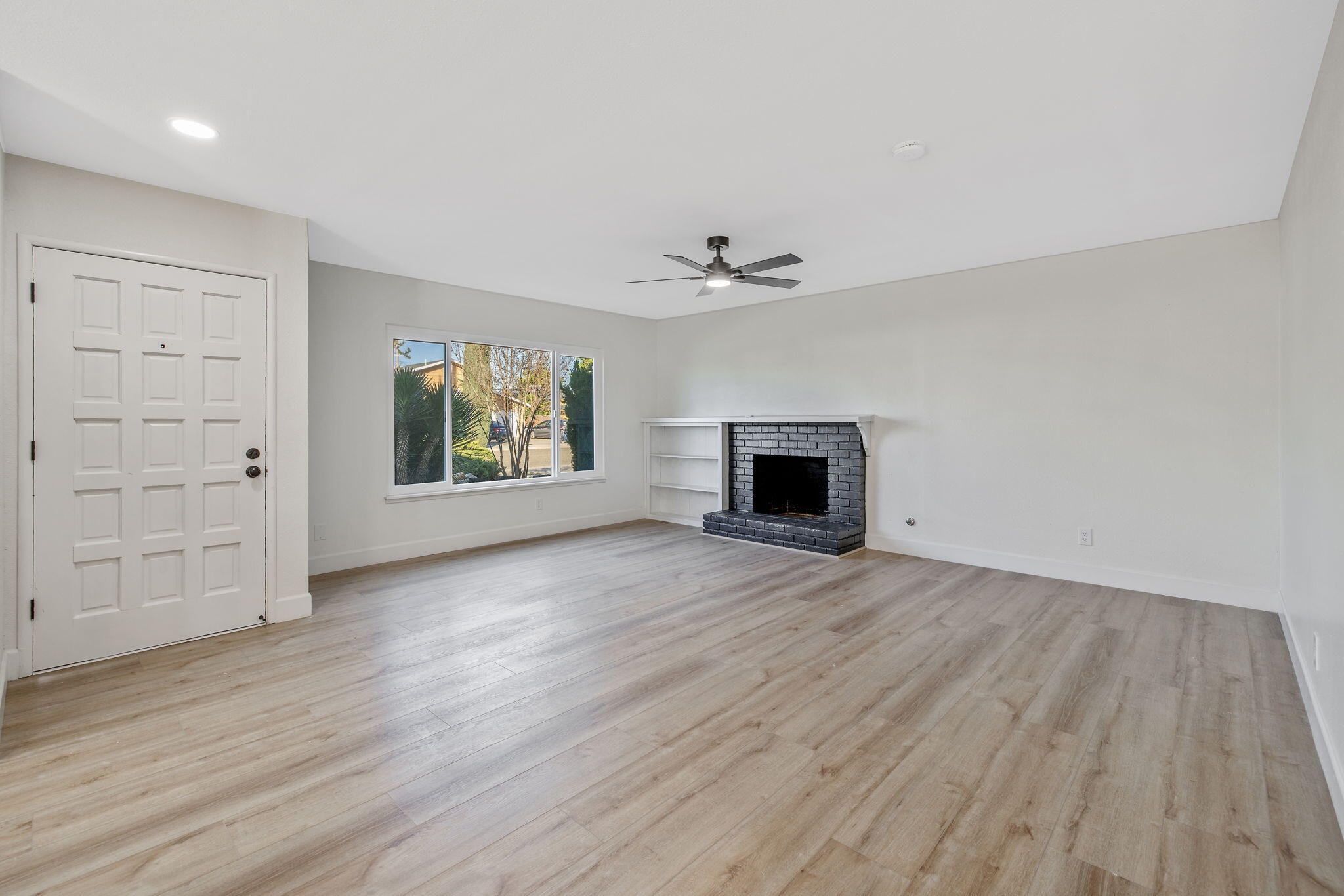 1747 E Sonora Ave, Tulare, CA 93274