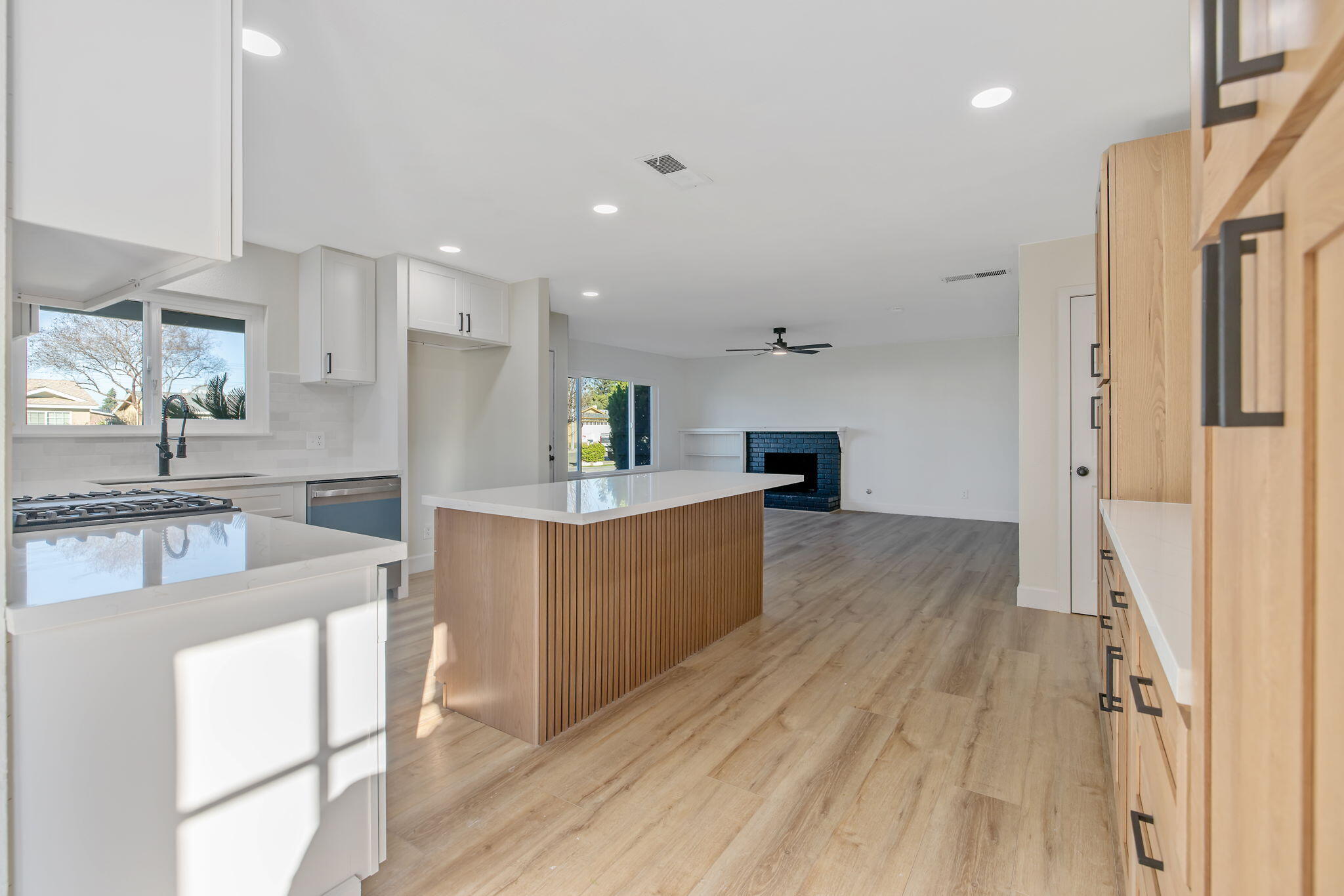 1747 E Sonora Ave, Tulare, CA 93274