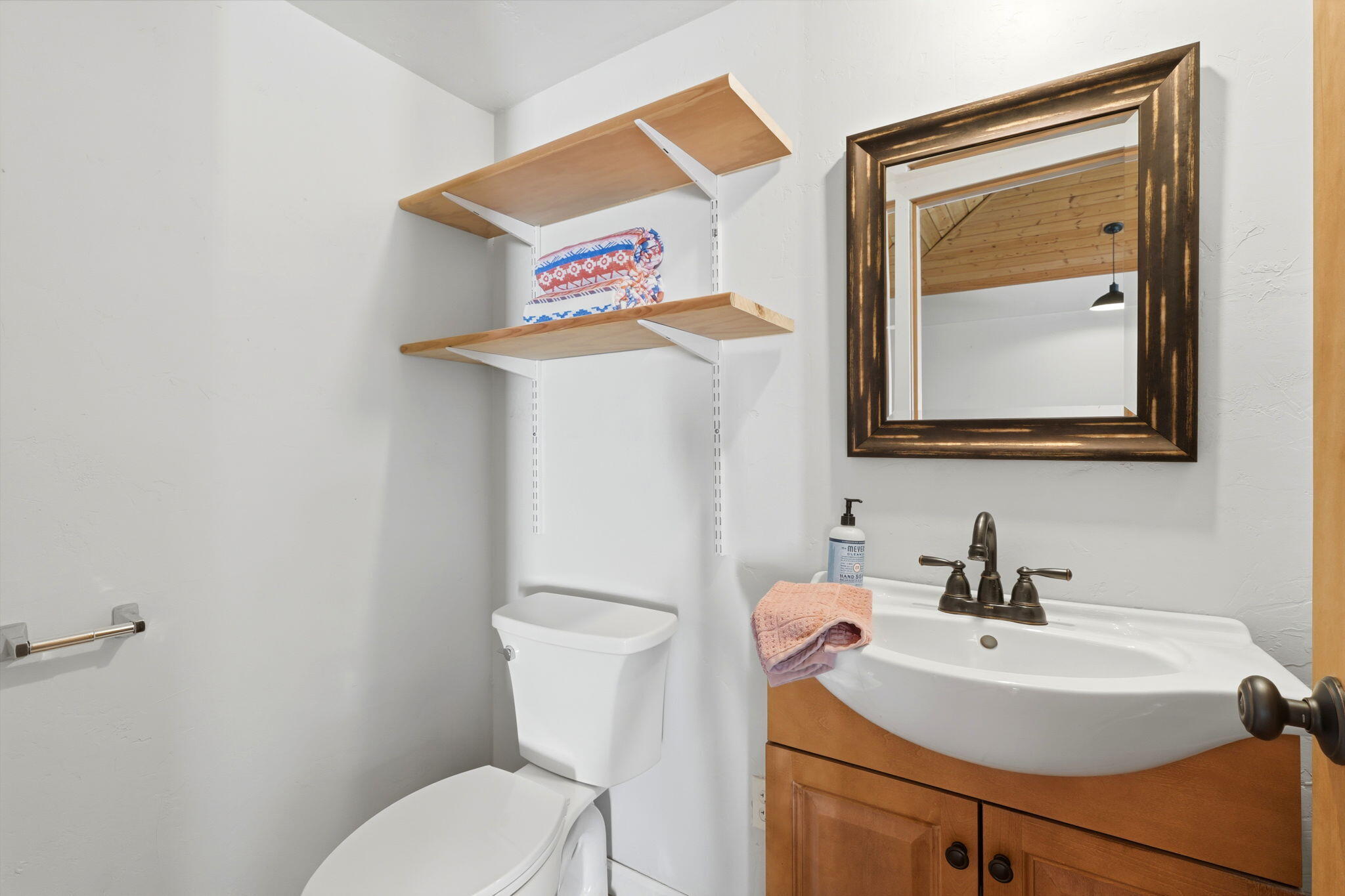 1313 W Beverly Dr, Visalia, CA 93277