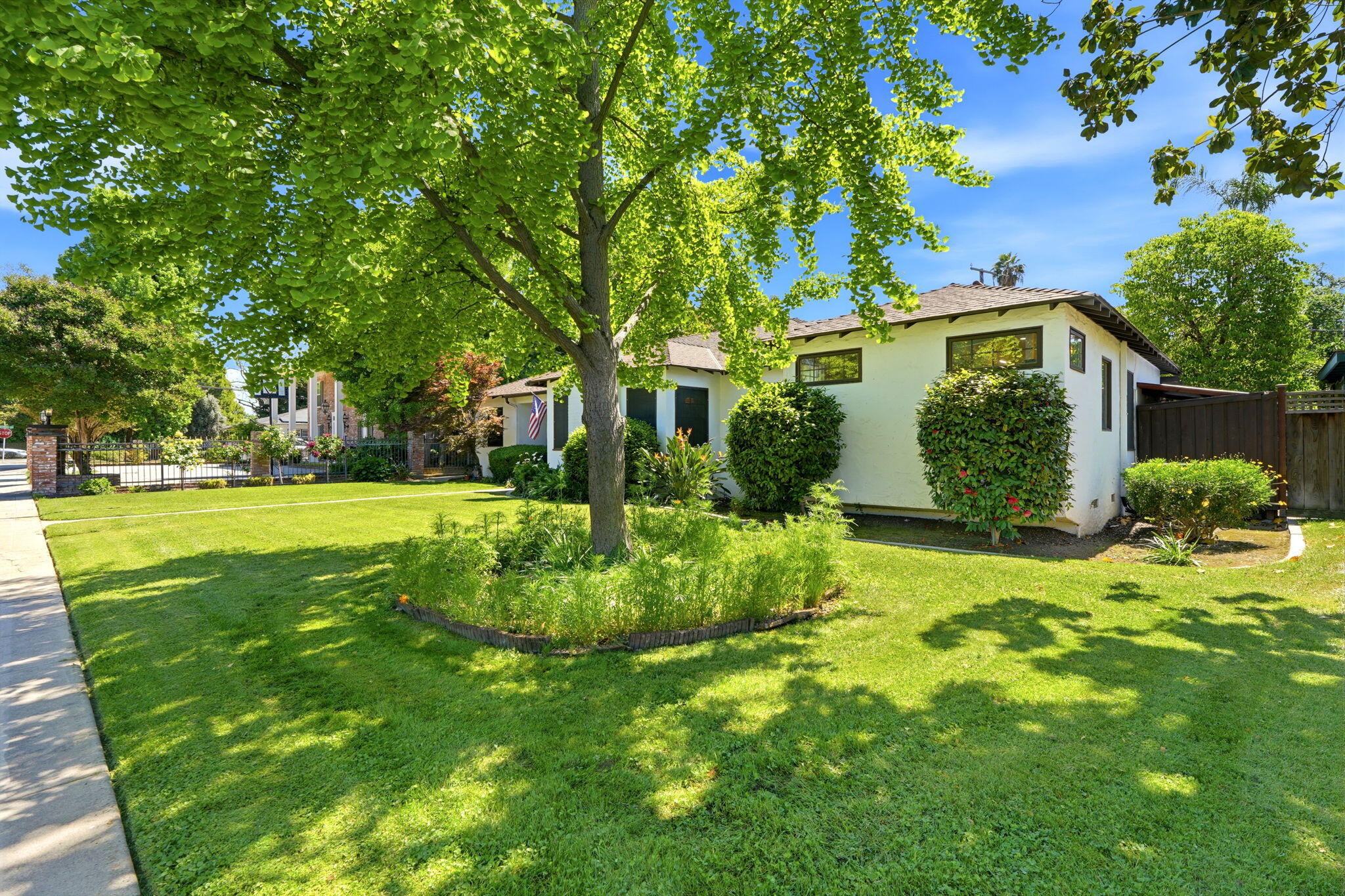 1313 W Beverly Dr, Visalia, CA 93277