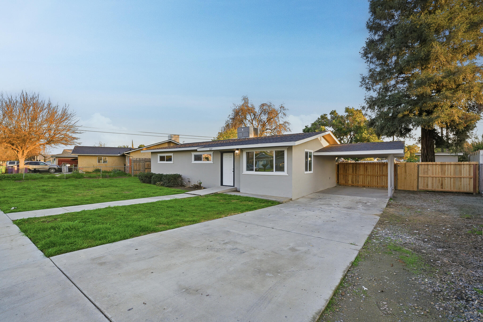 837 E Costner St, Farmersville, CA 93223