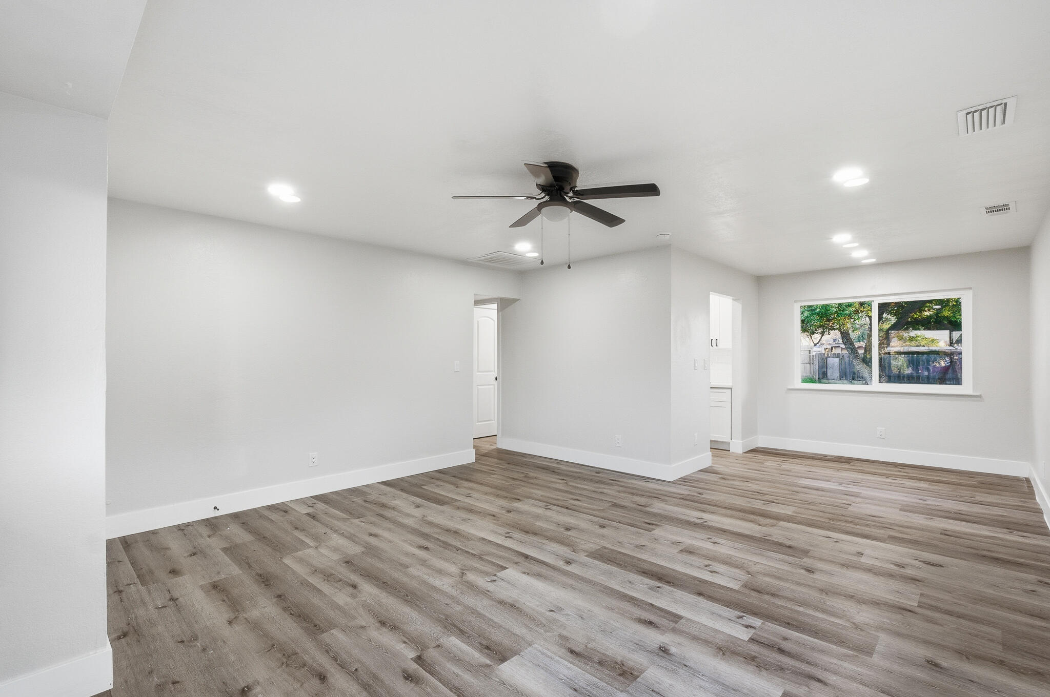 837 E Costner St, Farmersville, CA 93223