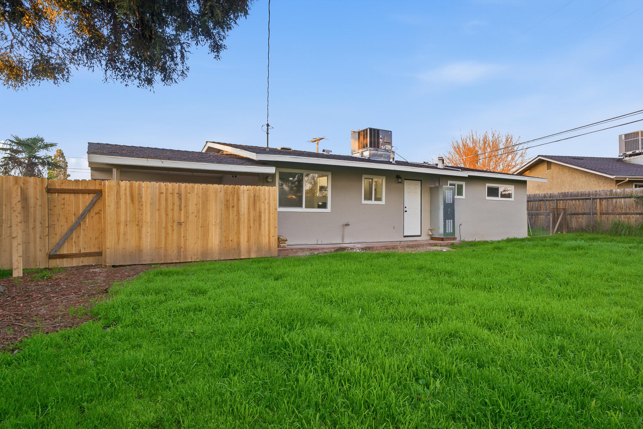 837 E Costner St, Farmersville, CA 93223