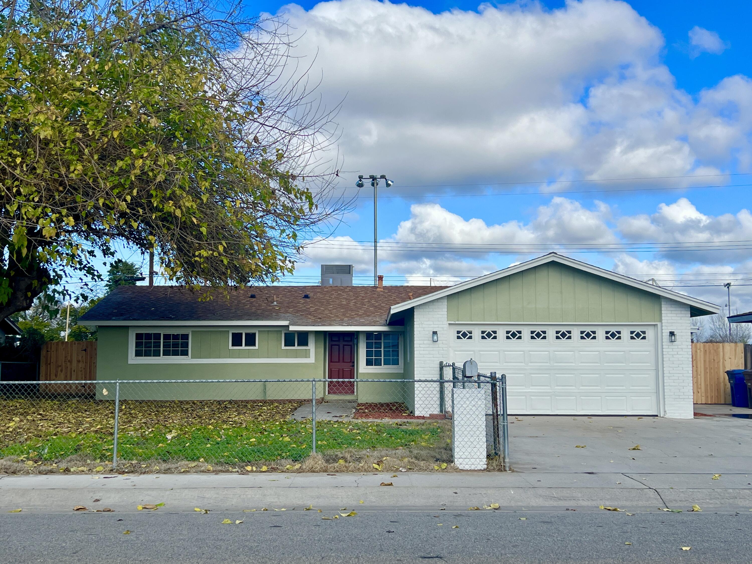 188 E Citrus Dr, Farmersville, CA 93223