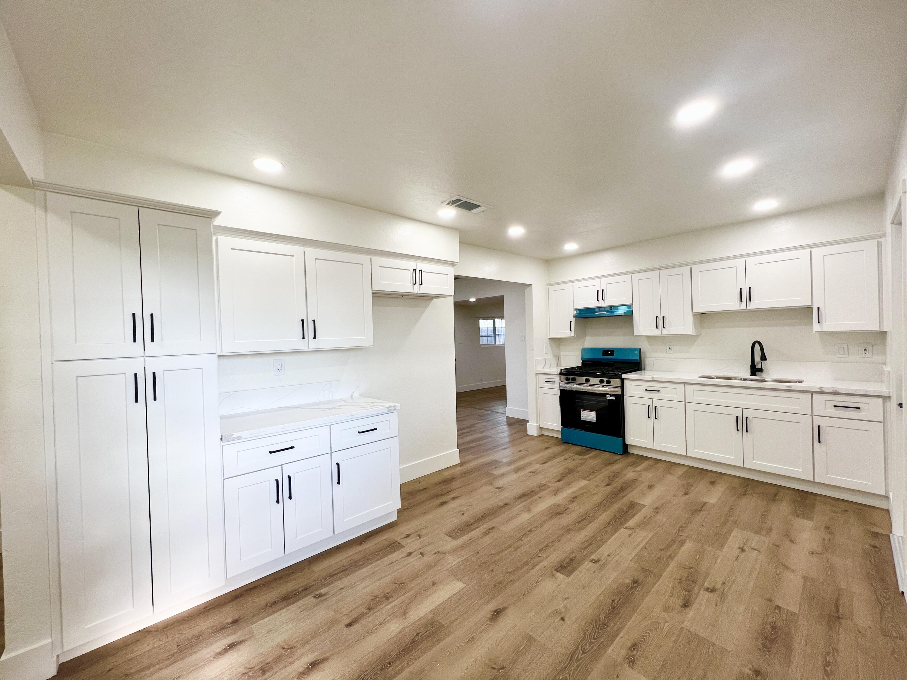 188 E Citrus Dr, Farmersville, CA 93223