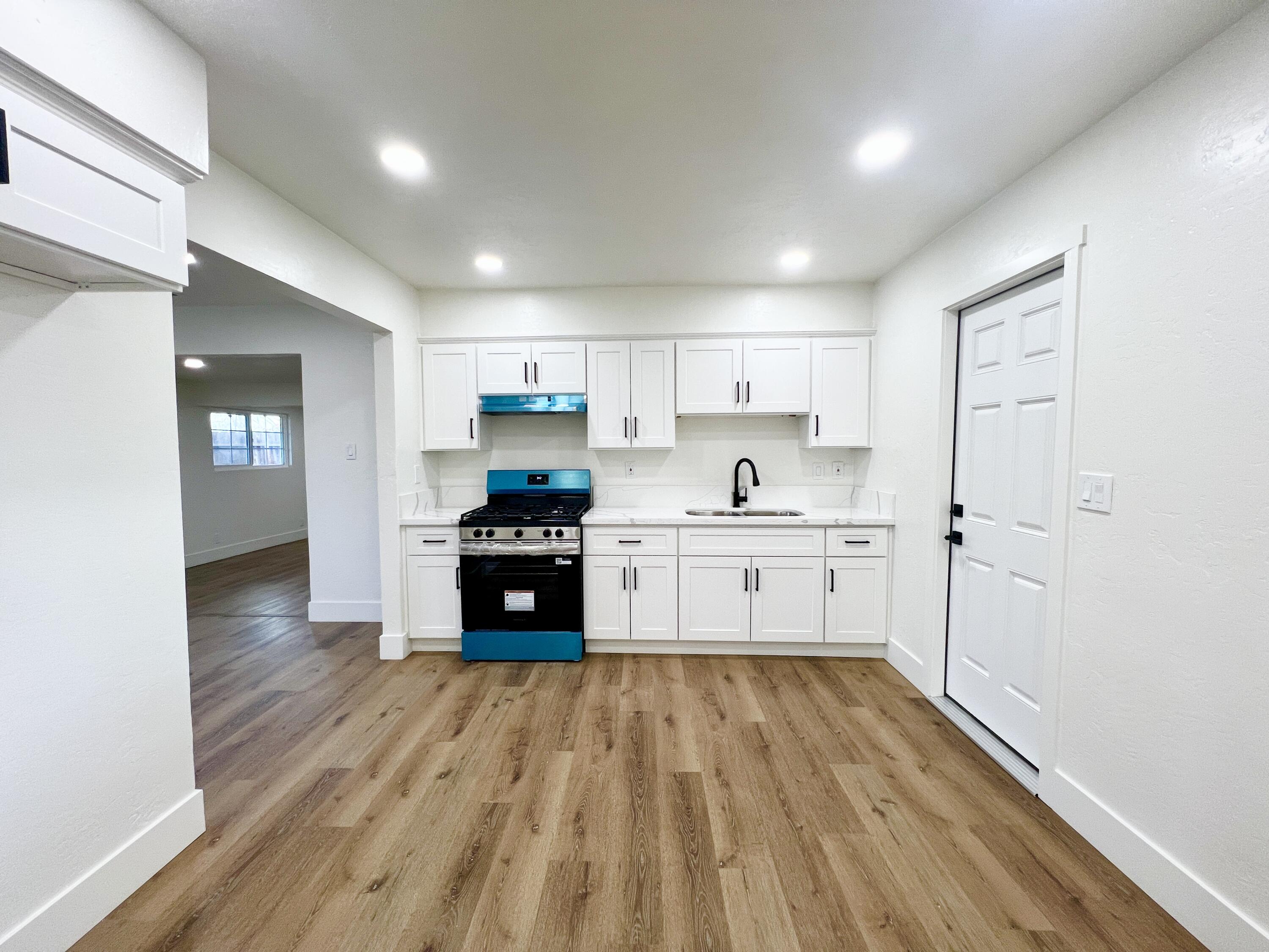 188 E Citrus Dr, Farmersville, CA 93223