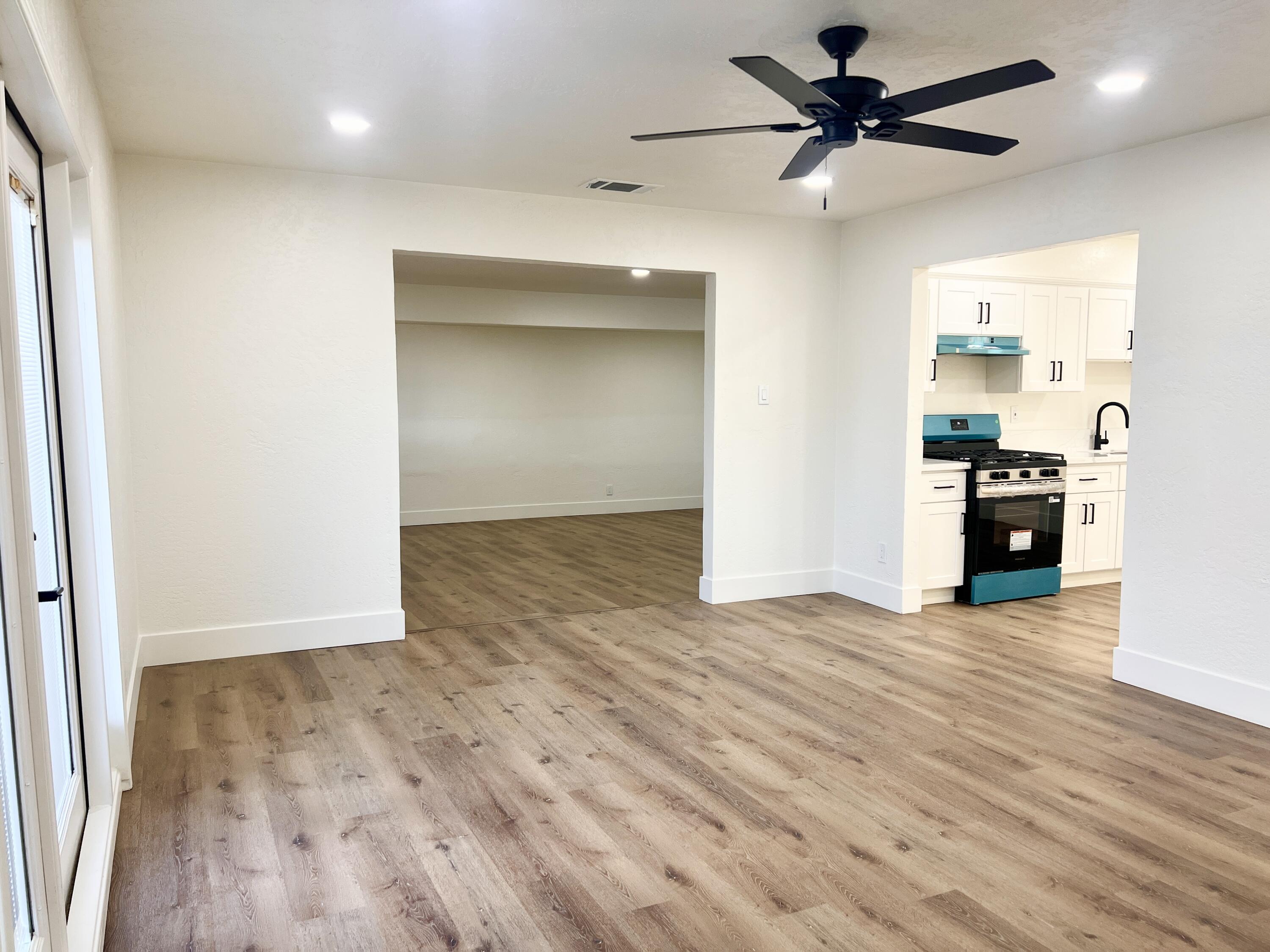 188 E Citrus Dr, Farmersville, CA 93223