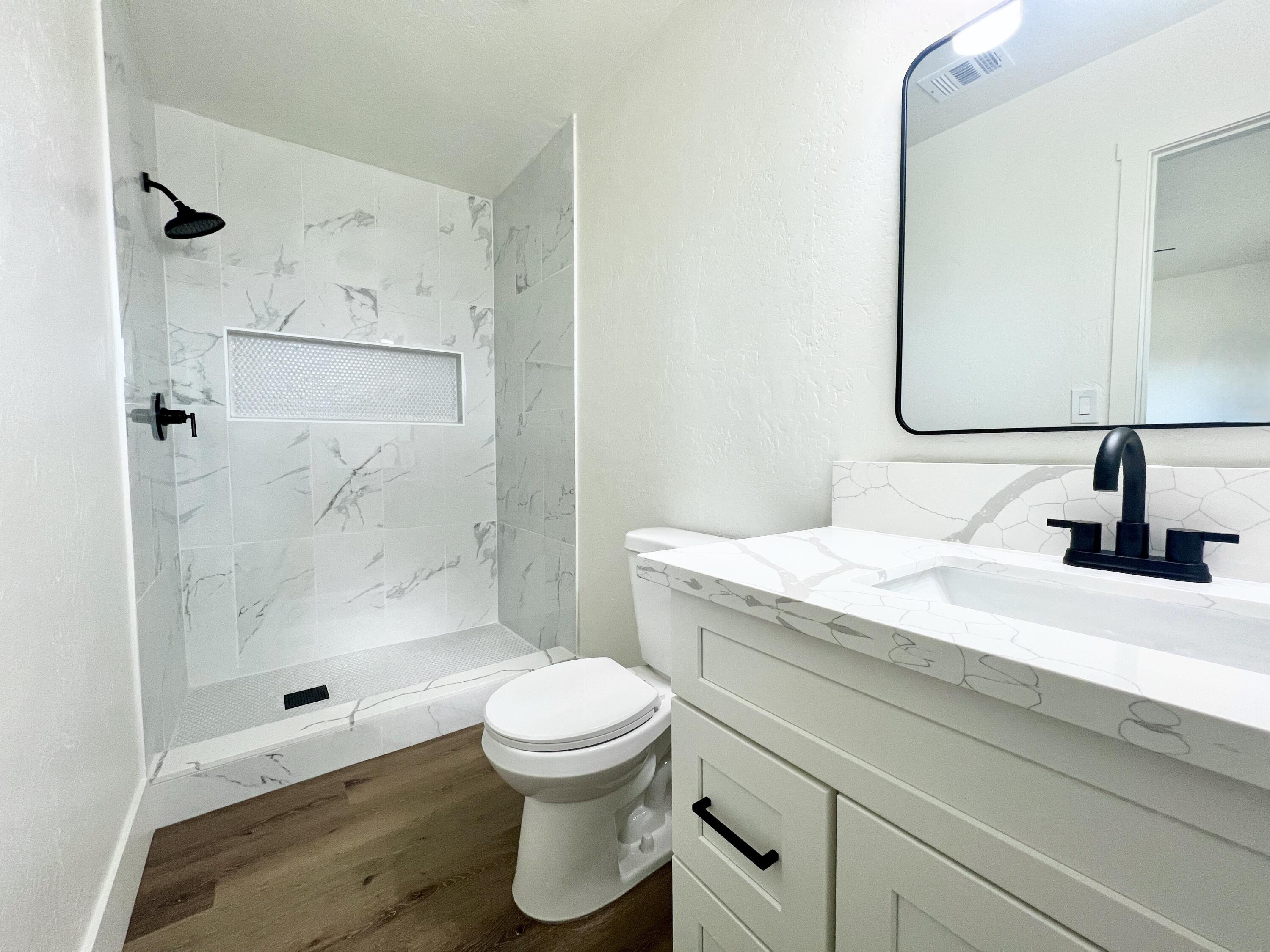 188 E Citrus Dr, Farmersville, CA 93223