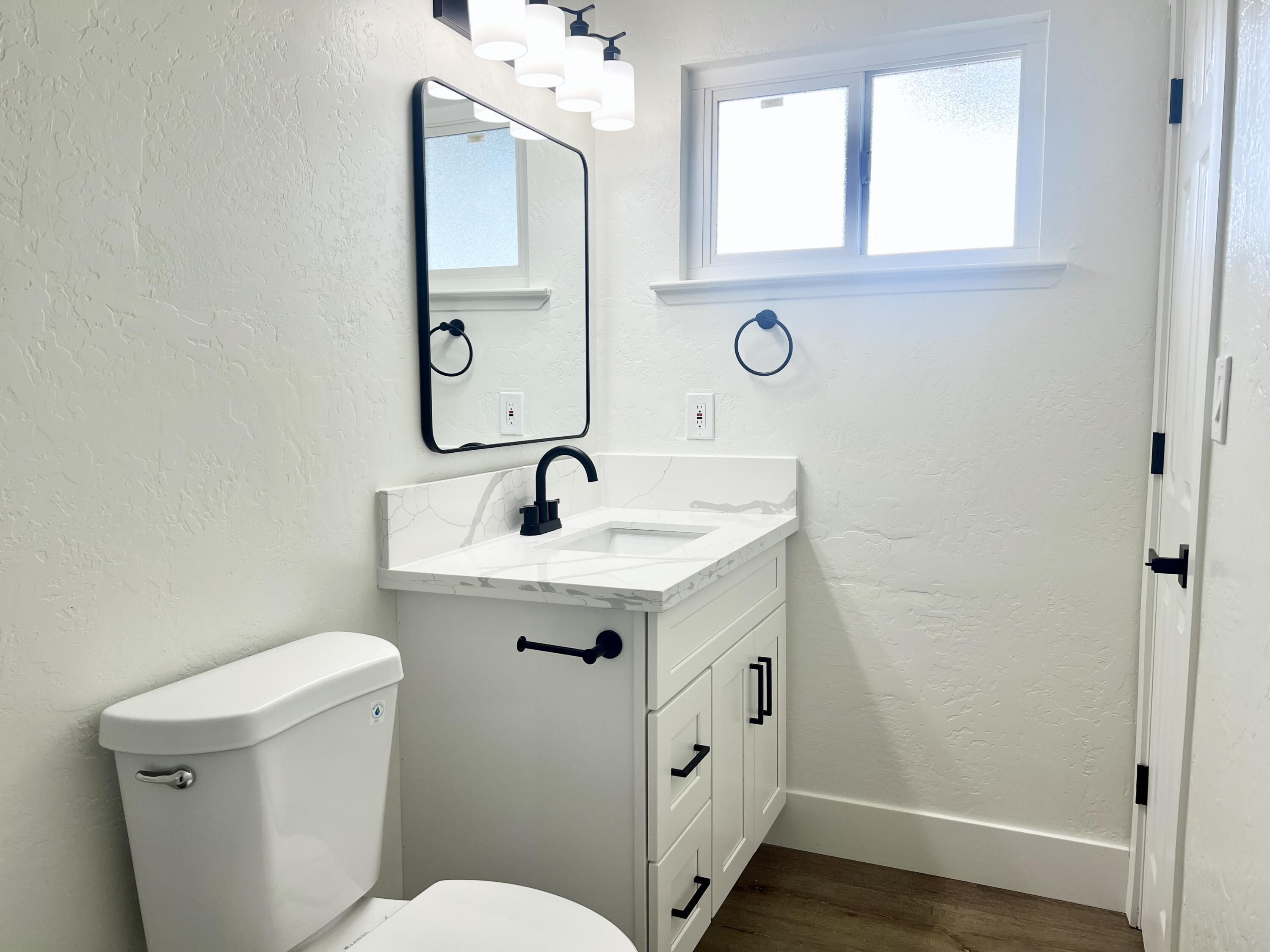 188 E Citrus Dr, Farmersville, CA 93223