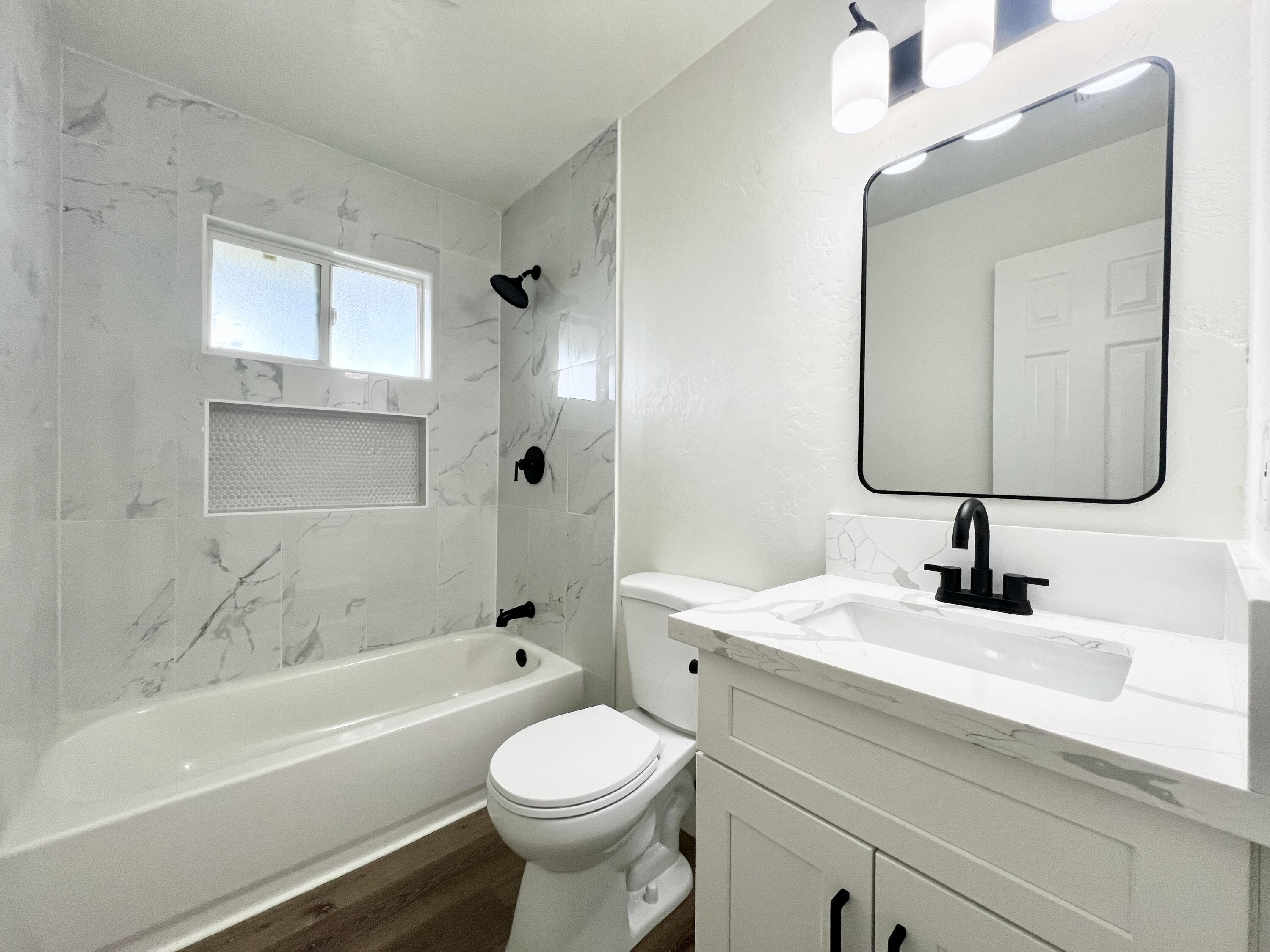 188 E Citrus Dr, Farmersville, CA 93223