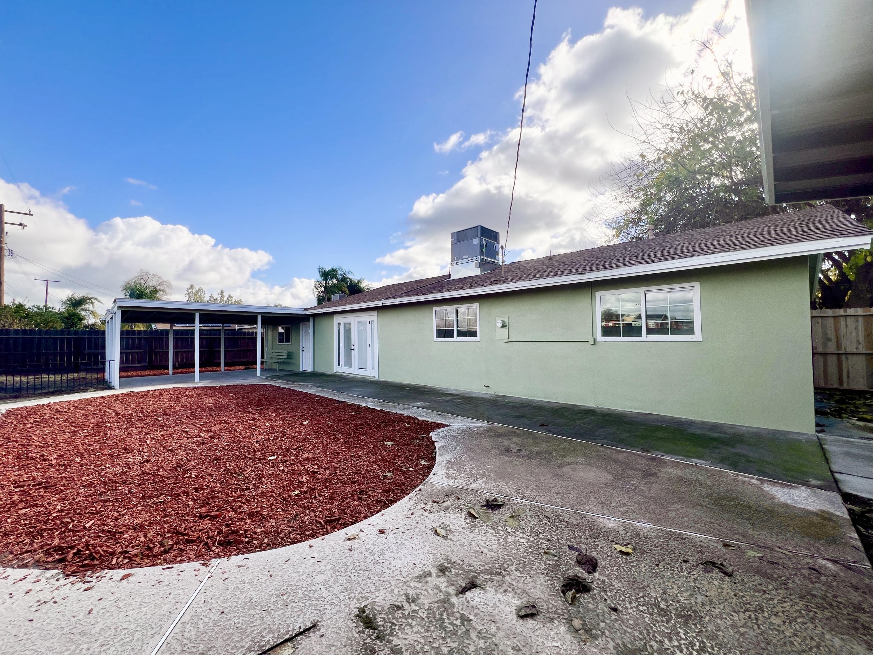 188 E Citrus Dr, Farmersville, CA 93223