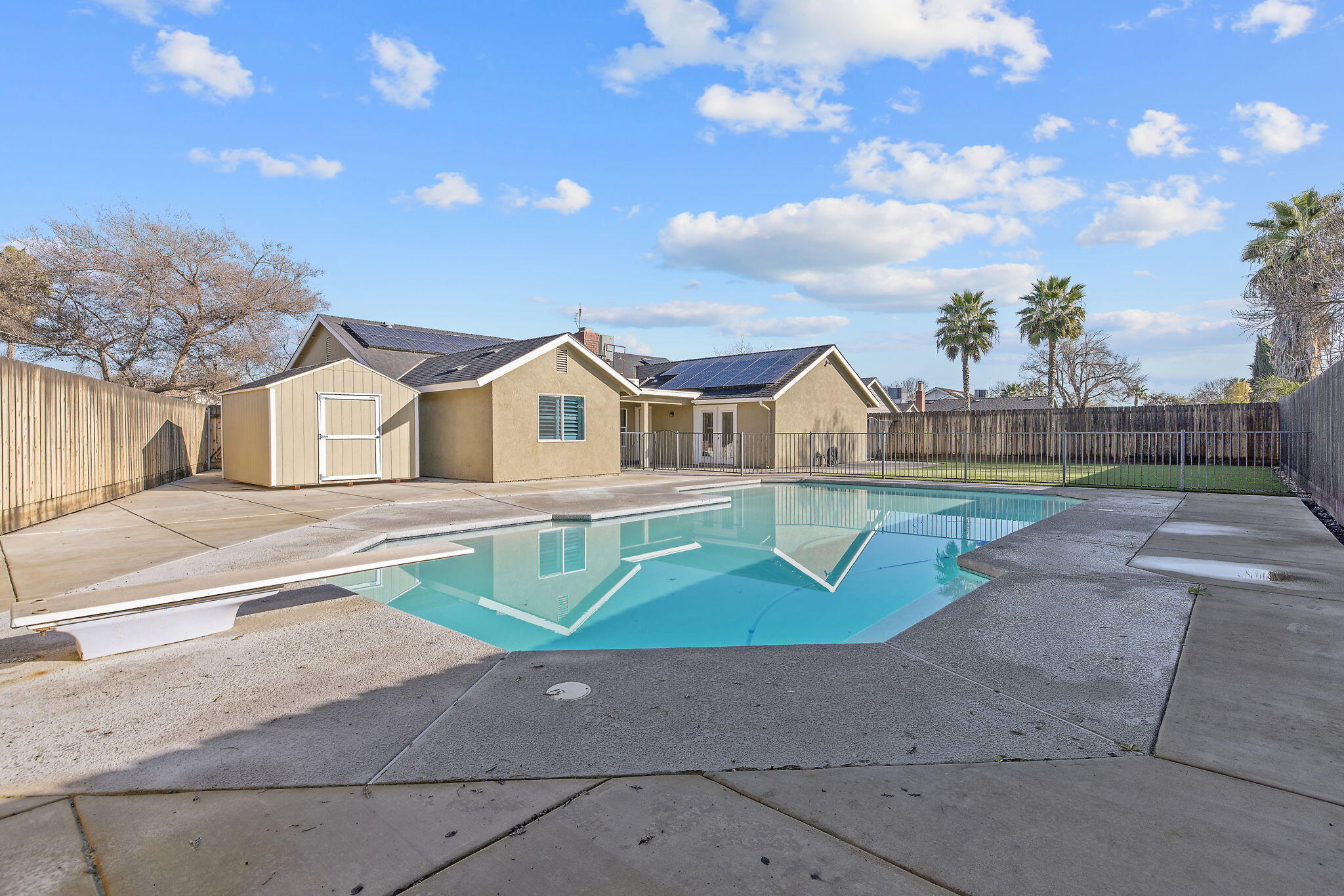 399 Palm Cir, Hanford, CA 93230