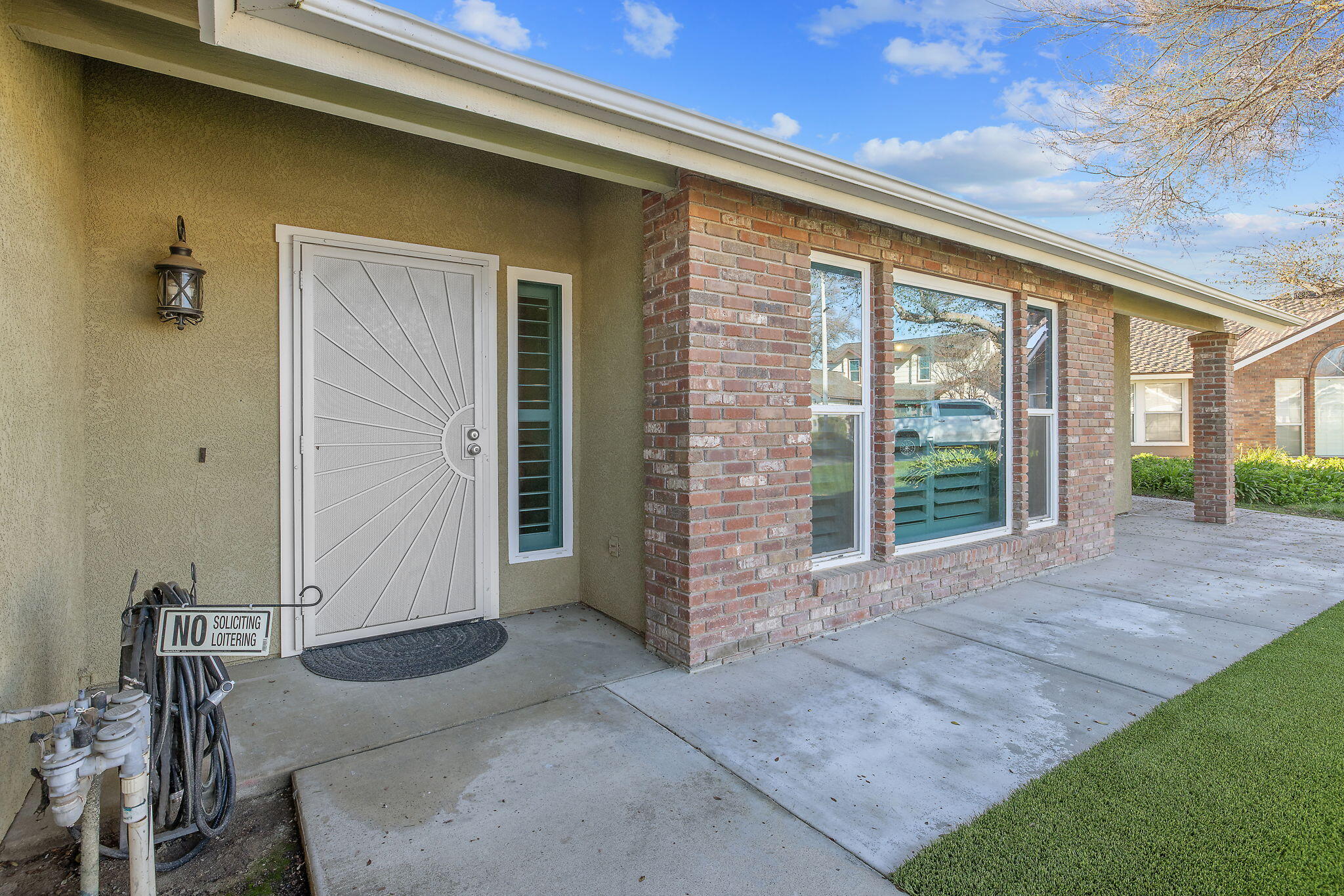 399 Palm Cir, Hanford, CA 93230