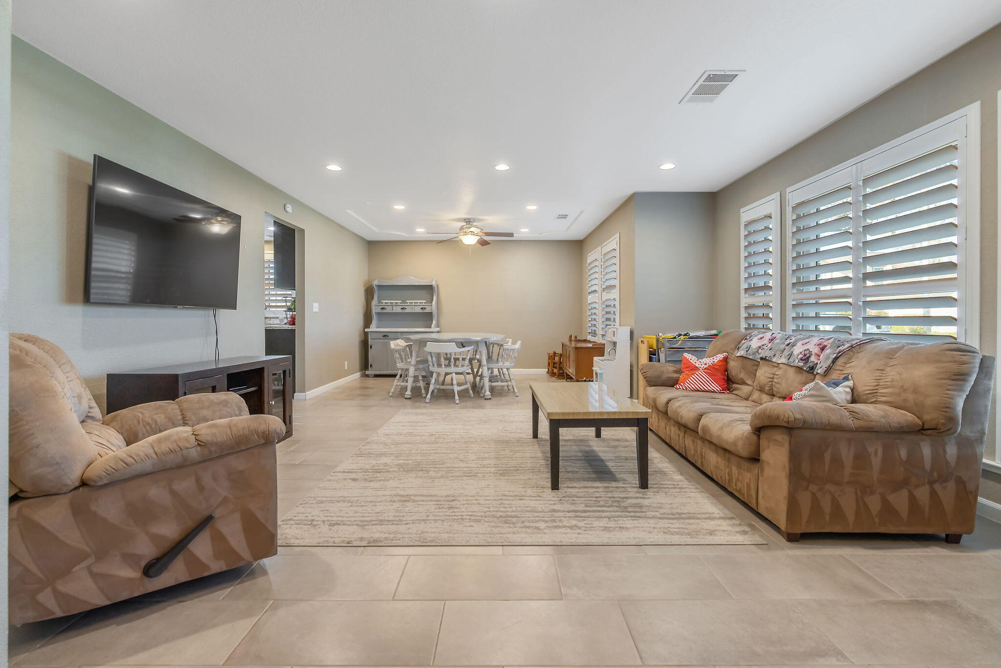 399 Palm Cir, Hanford, CA 93230