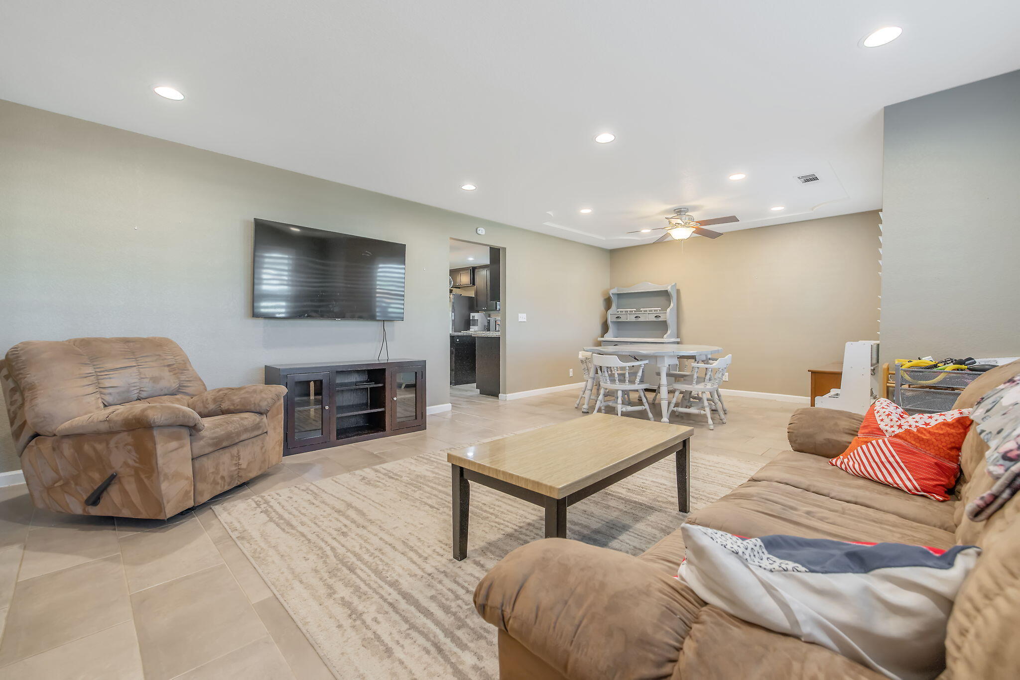 399 Palm Cir, Hanford, CA 93230