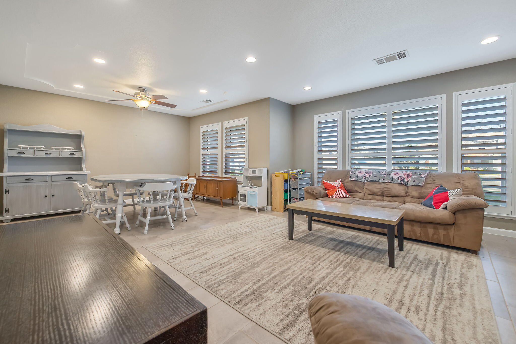 399 Palm Cir, Hanford, CA 93230